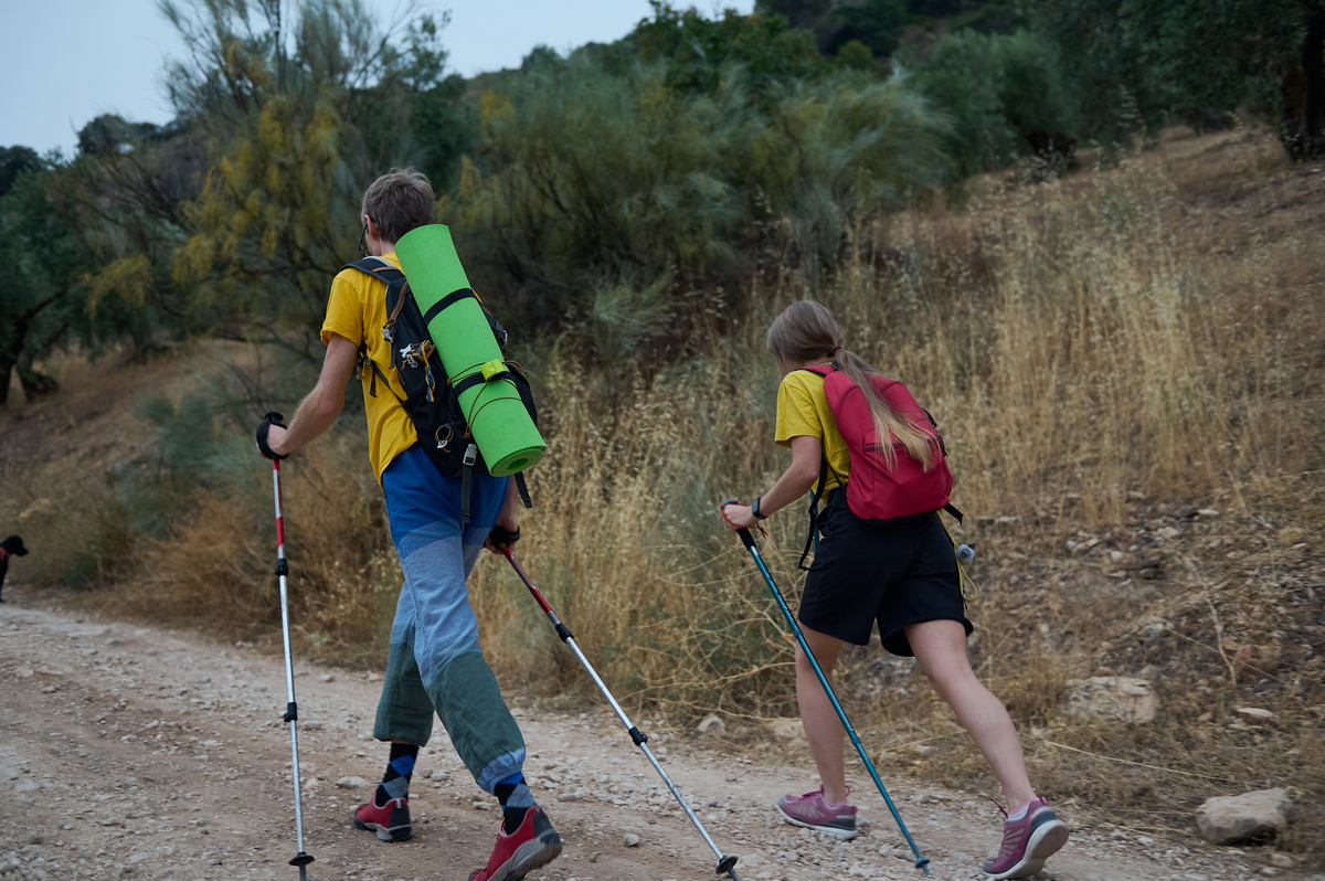 扮演一名户外博主写篇1000字有哪些徒步必备但容易被忽略的东西？的文章要有和读者互动语句重新编写个标题