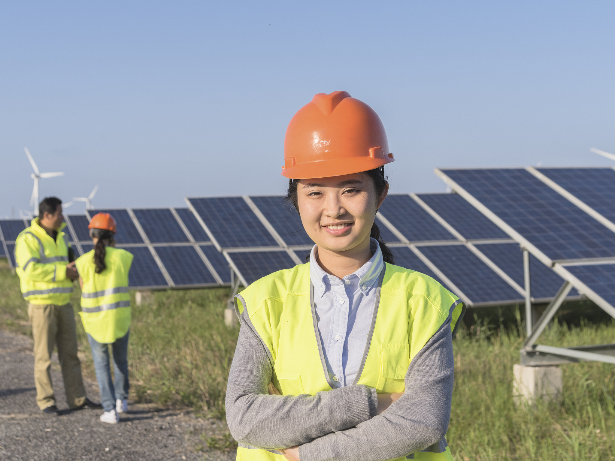 写一篇关于五四青年节风力发电厂青年巡检设备的新闻稿