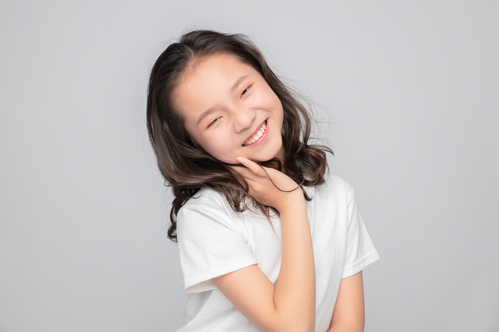 灰色背景里的亚洲小学女生
