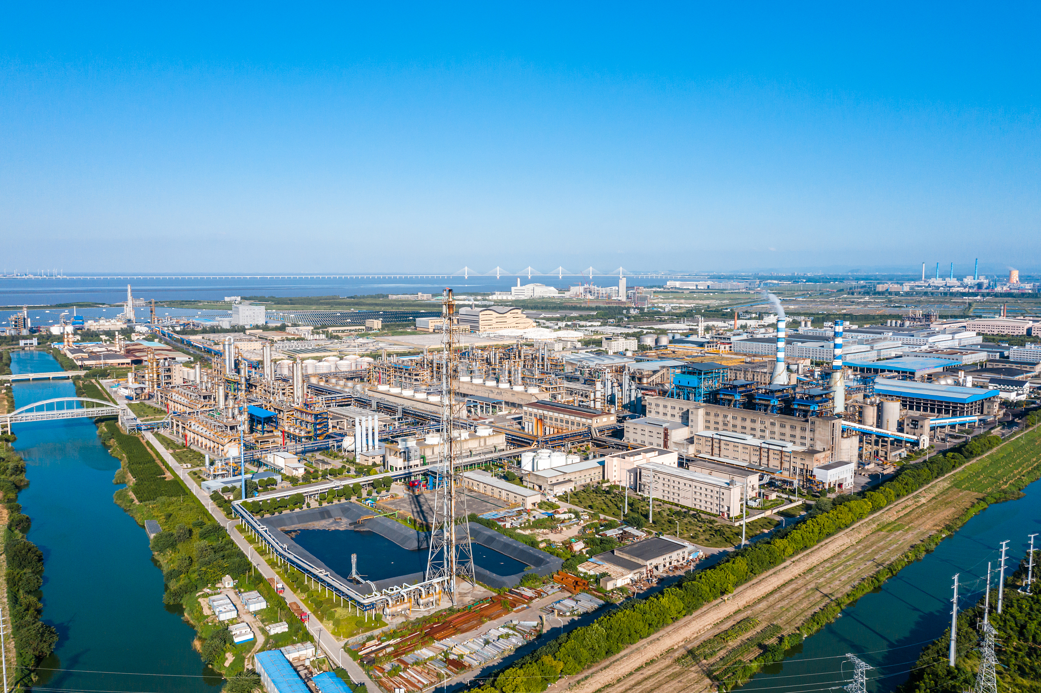 漯河市知名产业：黄河鲤鱼、石油化工、电子信息等