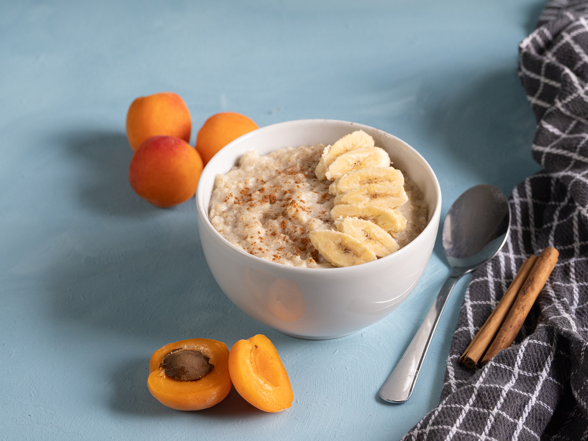 以Delicious and Nutritious Making Your Table Healthier and More Delicious主题写一篇不少于1500字的英文文章并提炼3个关键词。