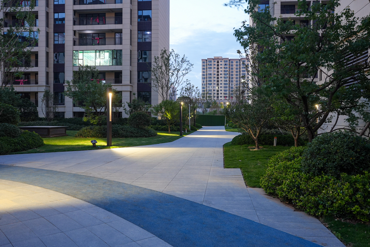 夜间现代住宅小径,带有蓝色跑道标记 - 积极生活方式