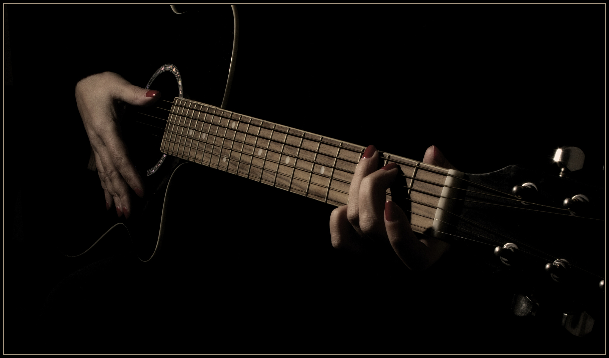 扮演一名音乐博主写篇1000字古典吉他弹来弹去都是那几首古典曲目。有啥价值？的文章要有和读者互动语句重新编写个标题