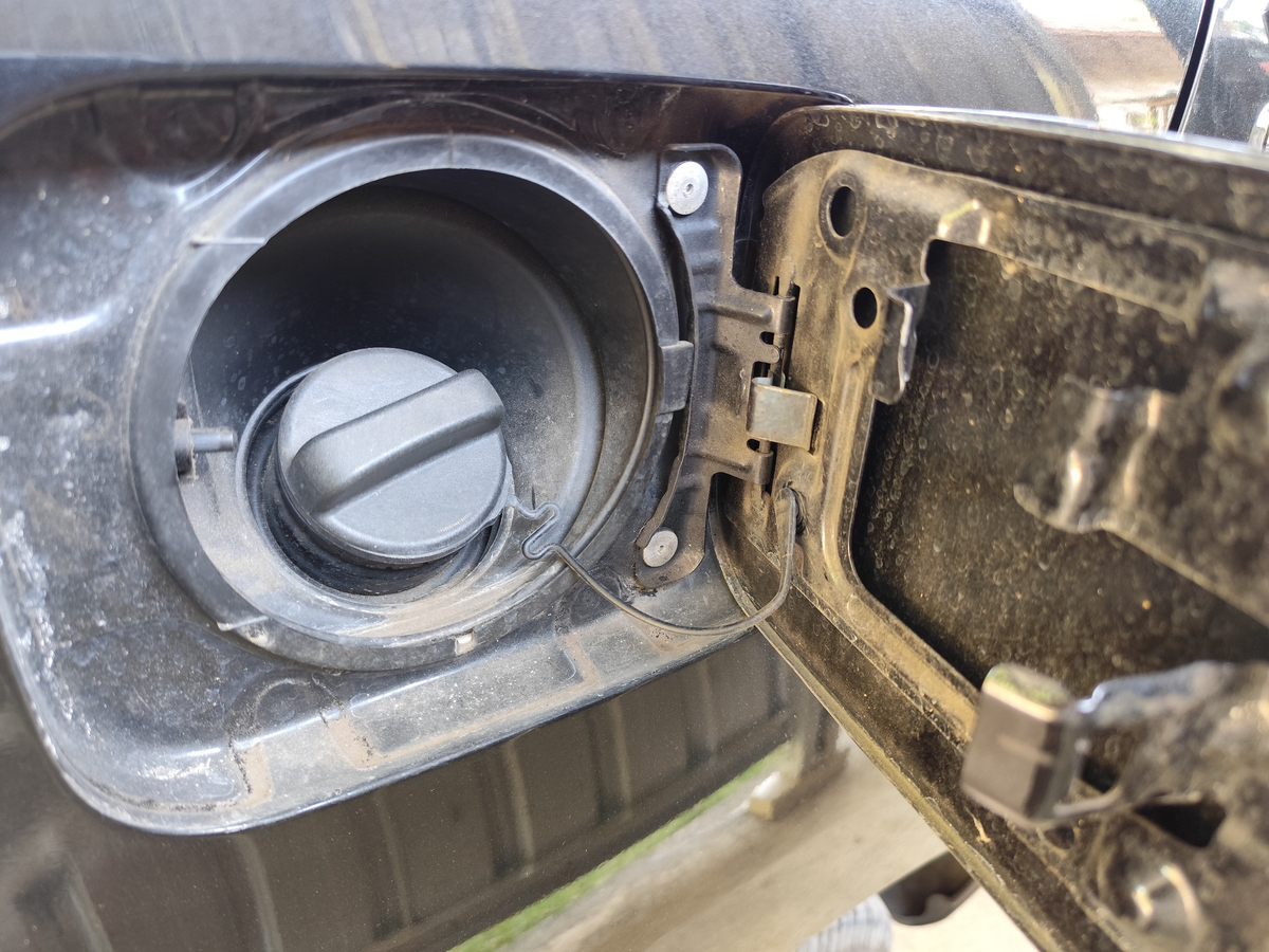 J6l260有油燃油过低是什么回事？加油的时候感觉软劲一会又有力