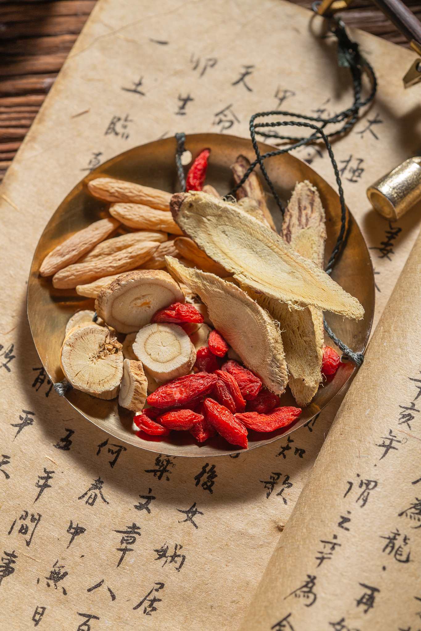 黄芪功效与作用：补气养血、增强免疫力