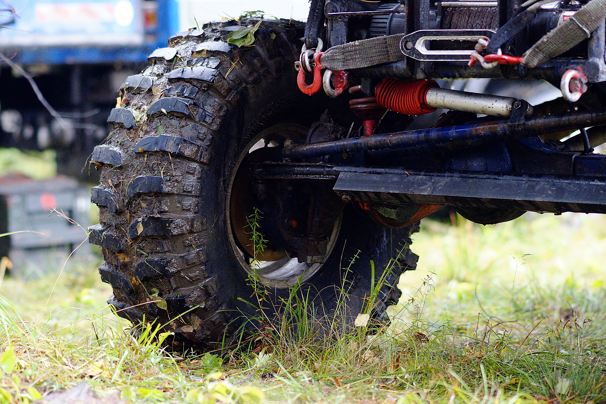 请总结以下内容让我明白如何根据车辆的重量来选择合适拉力的绞盘：适用于全地形车和并排式绞盘的重量范围为 2000 磅至 6000 磅您需要的尺寸取决于您的车辆重量和您的骑行类型。选择合适的绞盘有一些一般规则。ATV 需要一个介于 2000 磅和 3500 磅之间的绞盘。根据我们的经验2500 磅绞盘是一般用途的 ATV 绞盘的最佳选择。如果您喜欢在泥浆中骑行并且经常遇到深泥坑那么 3000-3500
