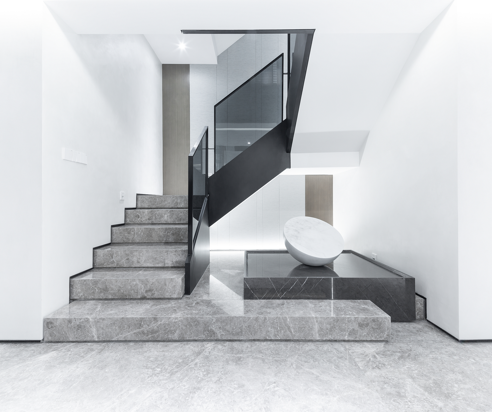 因此在设计时应该整体考虑楼梯间刚度及结构形式。此两跑楼梯比较常见因为板式楼梯具有下表面平整施工支模方便外观比较轻巧的优点所以该两跑楼梯选用现浇板式楼梯。现浇板式楼梯是由梯段斜板、平台板和平台梁组成。近似假定平台板和梯段板均简支在平台梁上。把这句话意思不变换种说法