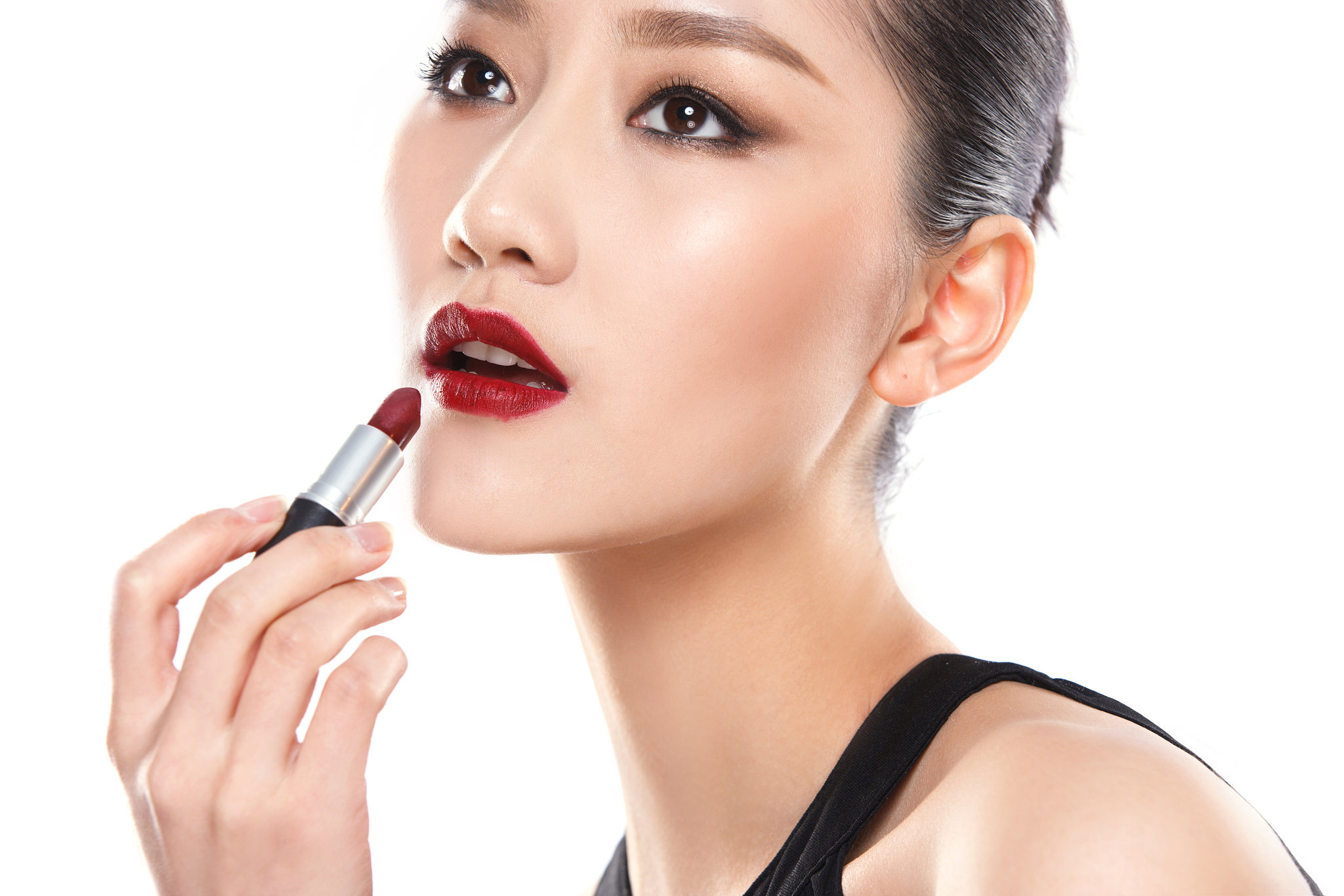 项目唇唇欲动线上店铺是一家主打是对当下热门的口红唇釉进行销售的店铺。请你根据以上信息写该店铺对应的用户画像聚集方法用户管理方法和互动设计。