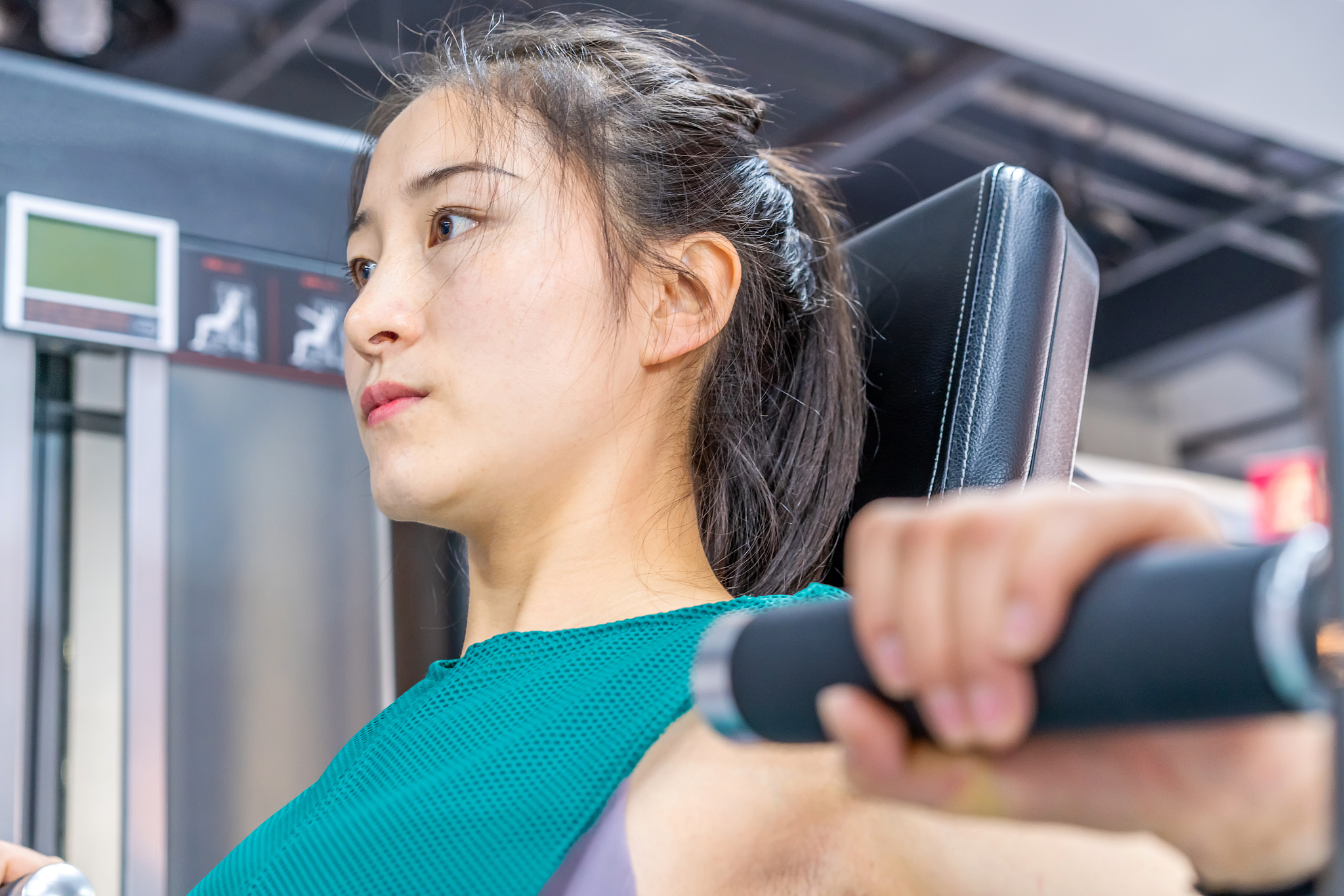 168cm、66kg女性健身房高效减肥计划：燃烧脂肪，塑造身材