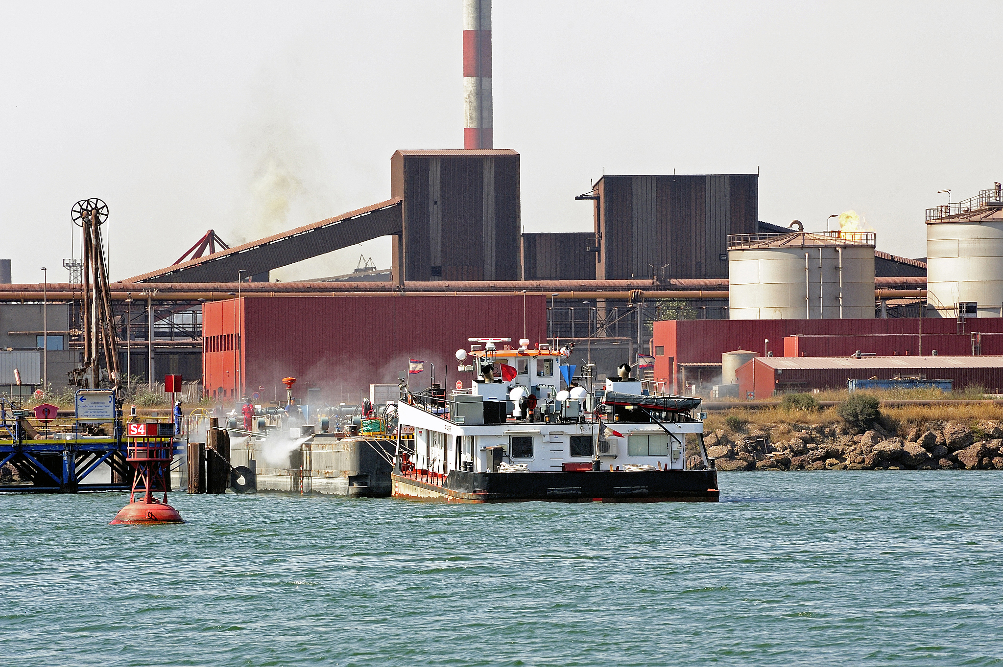 写一篇摘要内容包括1港区大气污染监测与治理。2港区水污染检测与治理。3固废、噪音和其他污染检测与治理。4零炭、近零炭港口建设。5船舶尾气检测与治理。