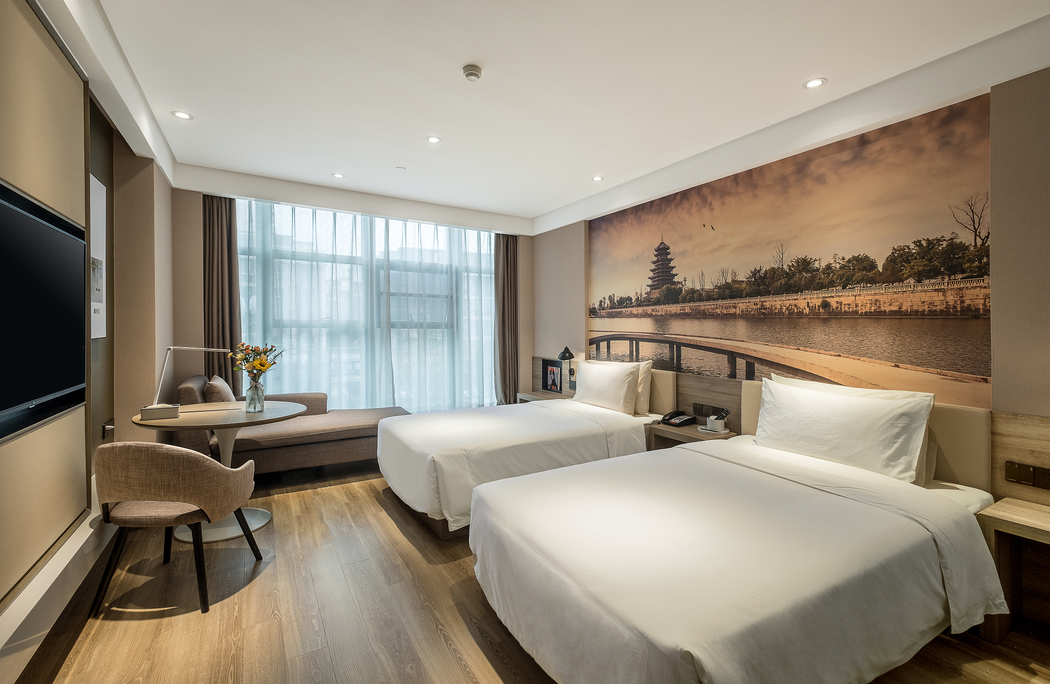 请写一段关于酒店场景介绍的短视频拍摄脚本