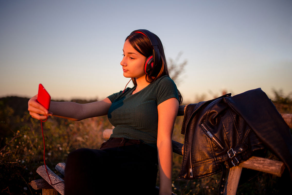 现在你我进行一场辩论赛你正方观点是生活中有必要说废话我反方观点生活中没必要说废话现在你将一直立足于你正方观点的基础上与我辩论且每次提问都要有深度让反方难以回答 现在开始攻辩环节你作为正方二辩向反方提问不少于10条