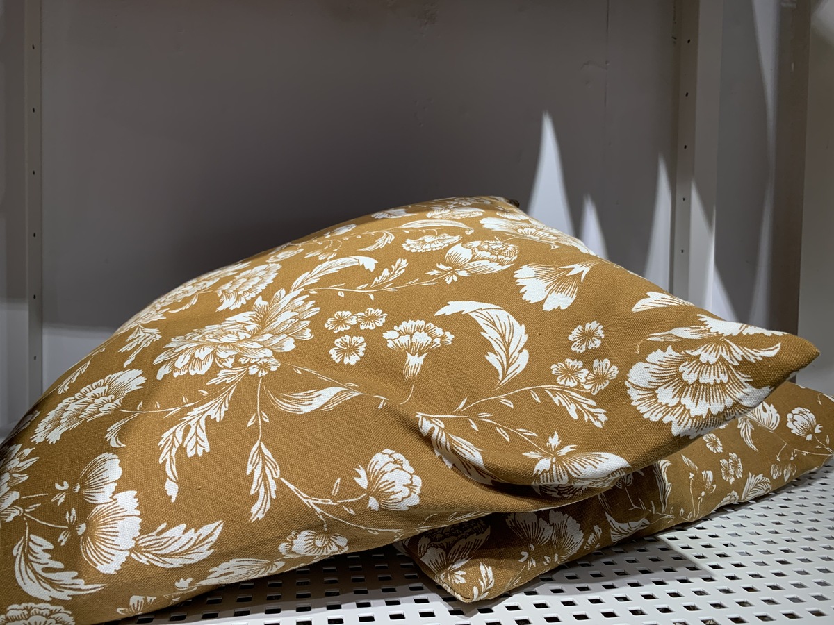 请翻译Sales tip-Always designed from our French flax fabrics for a product bearing the France Origin certificate- Added value of embroidery in wool threads and know-how of our embroiderer based in the no