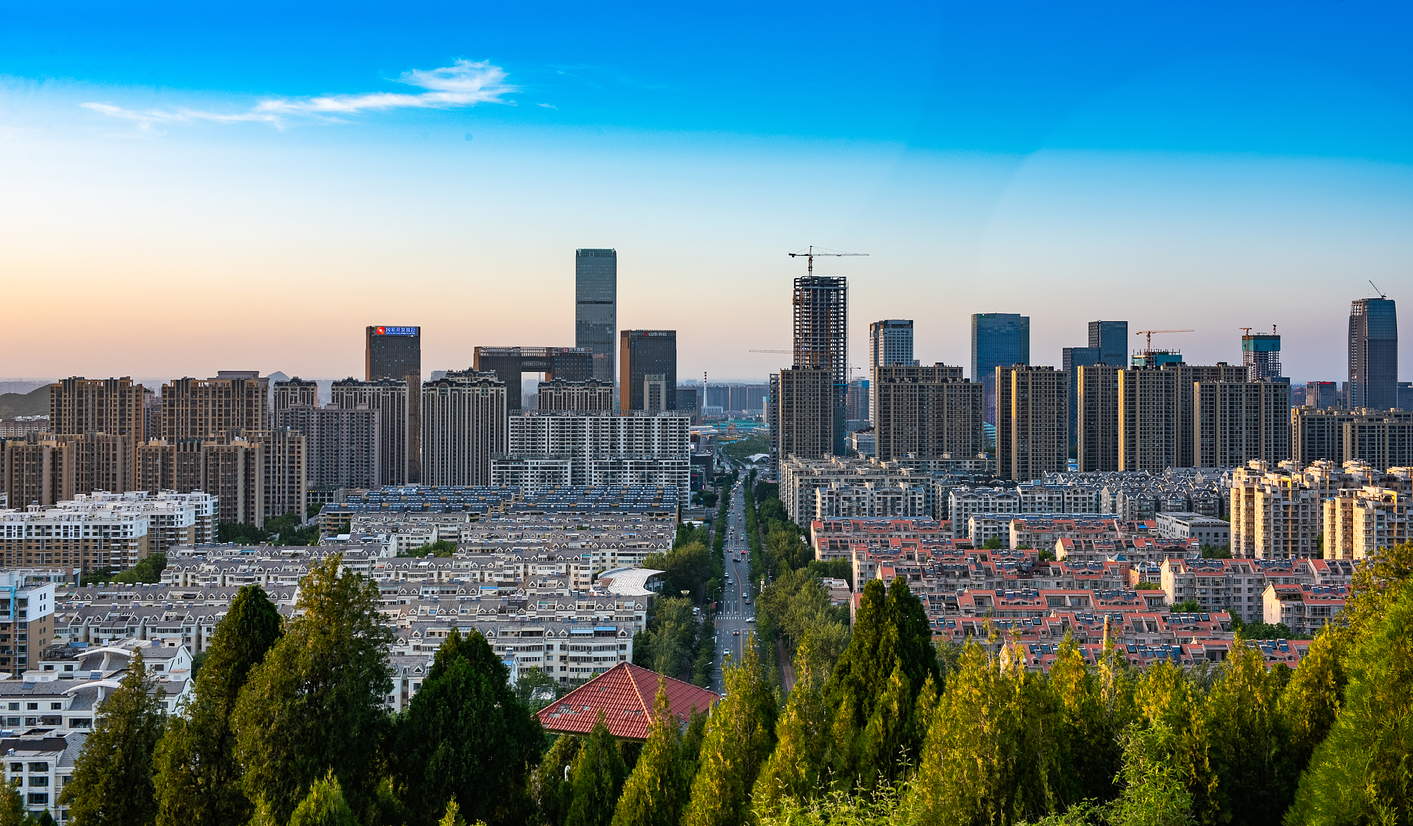 夕阳下的城市风光