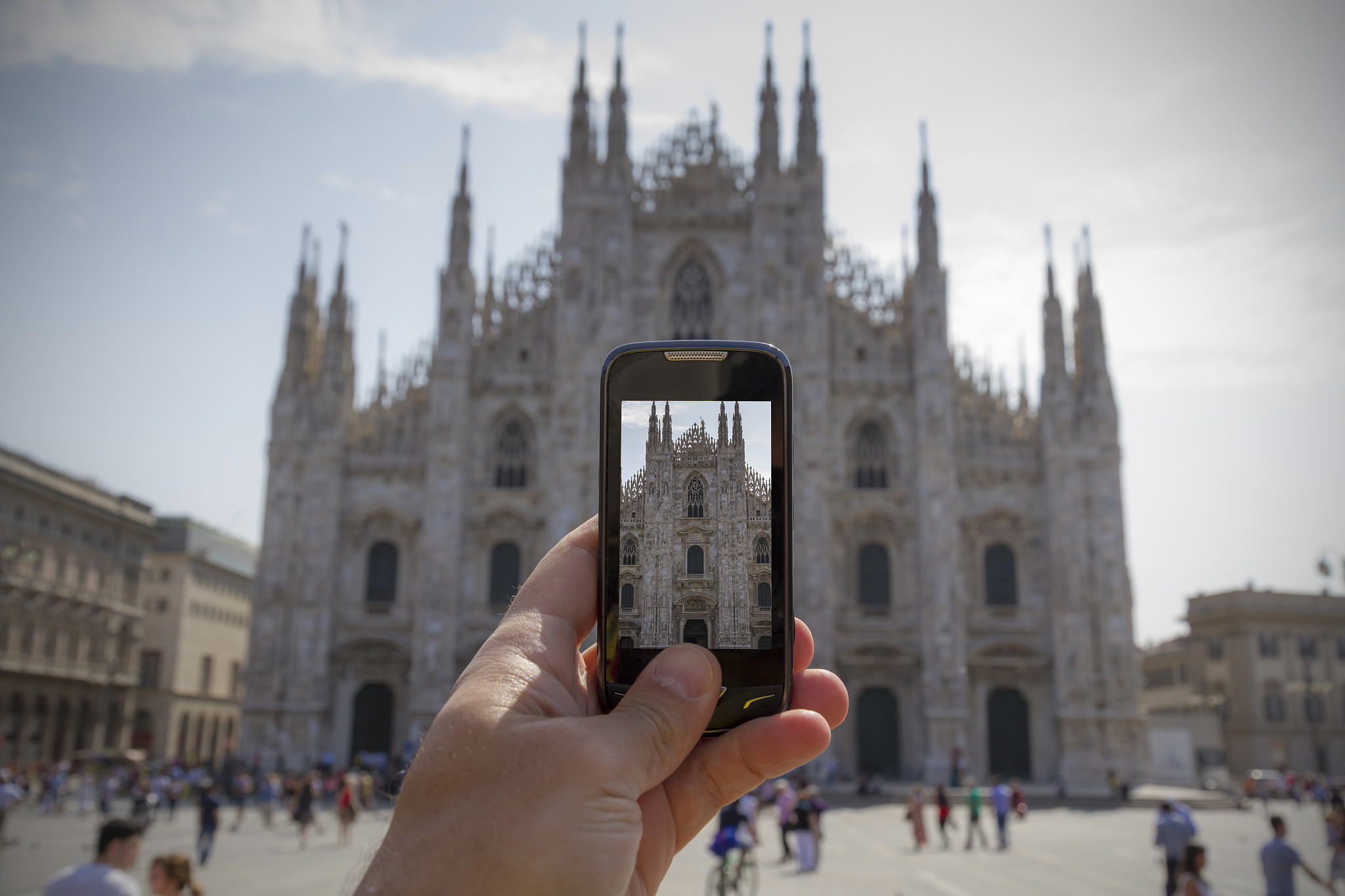 taking picture with smart phone in milan