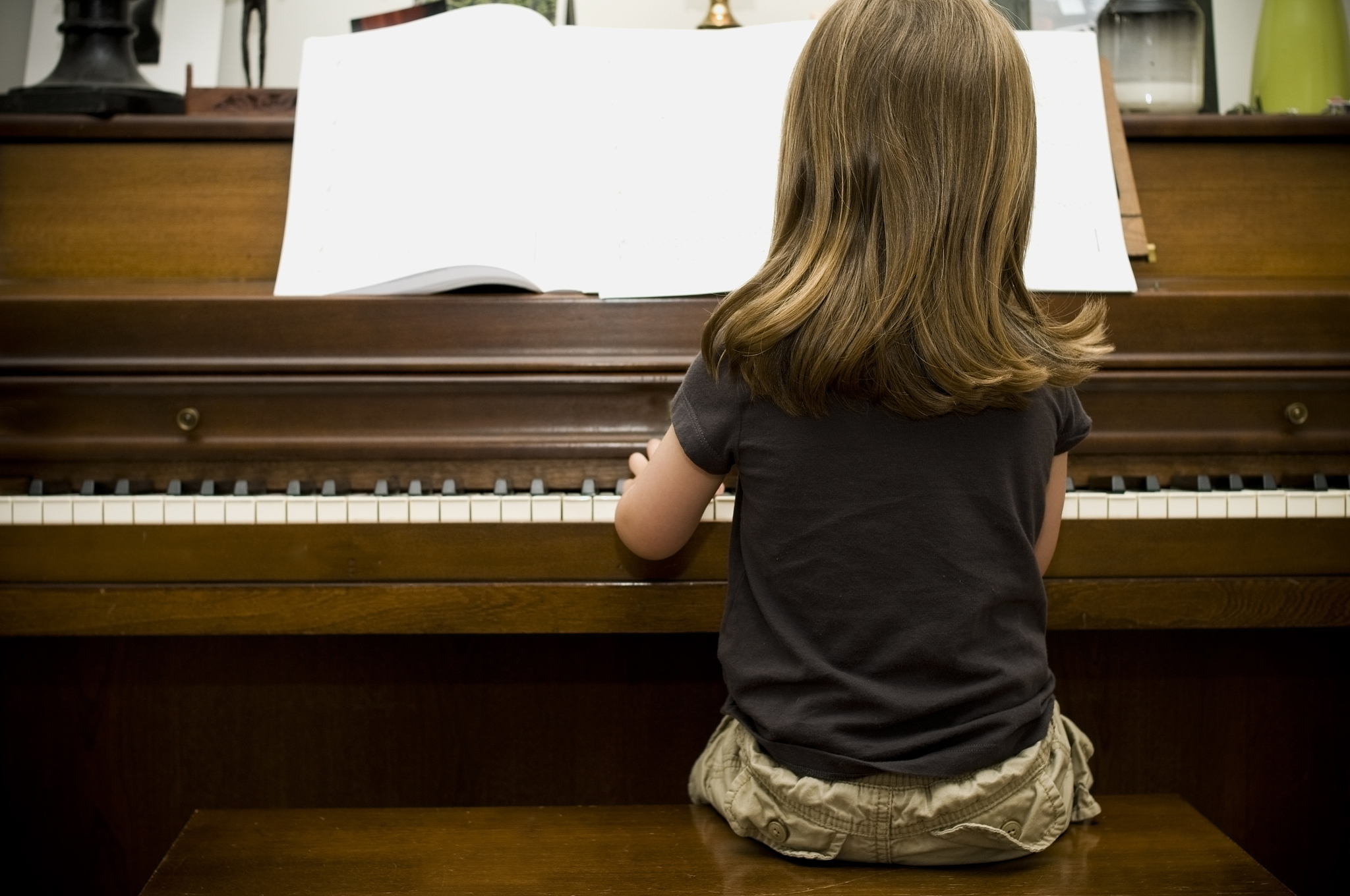 little girl playing piano, prodigy