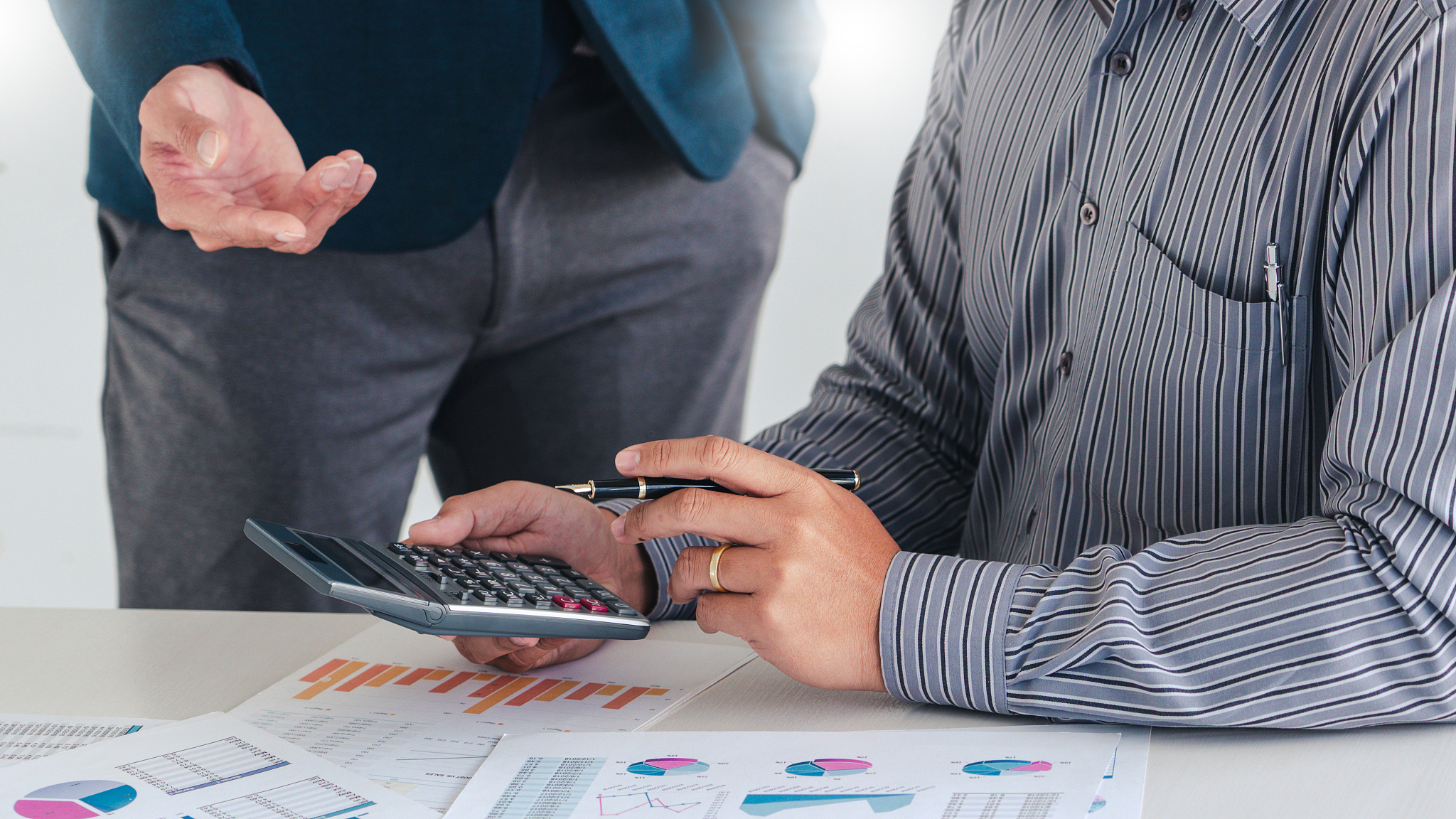 1春天到了小明和小红合伙抓蝴蝶小明每天抓55只小红每天抓28只他们一共抓了12天的蝴蝶你知道一共有多少只蝴蝶被抓了吗？