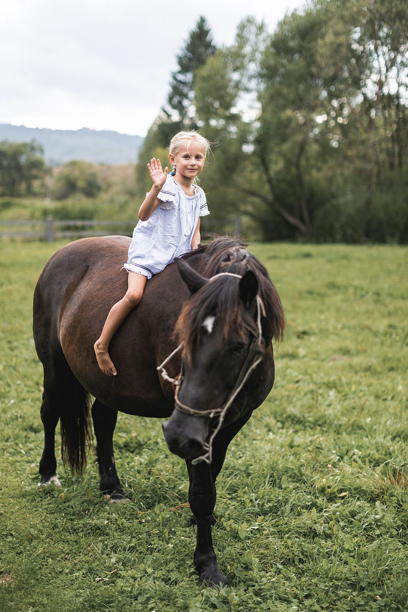 萌娃骑马乐翻天！我的宝贝，你真是太棒了！