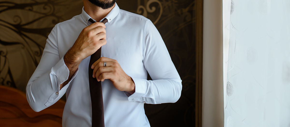 合<strong>上男人</strong>的手,他正在穿衣服