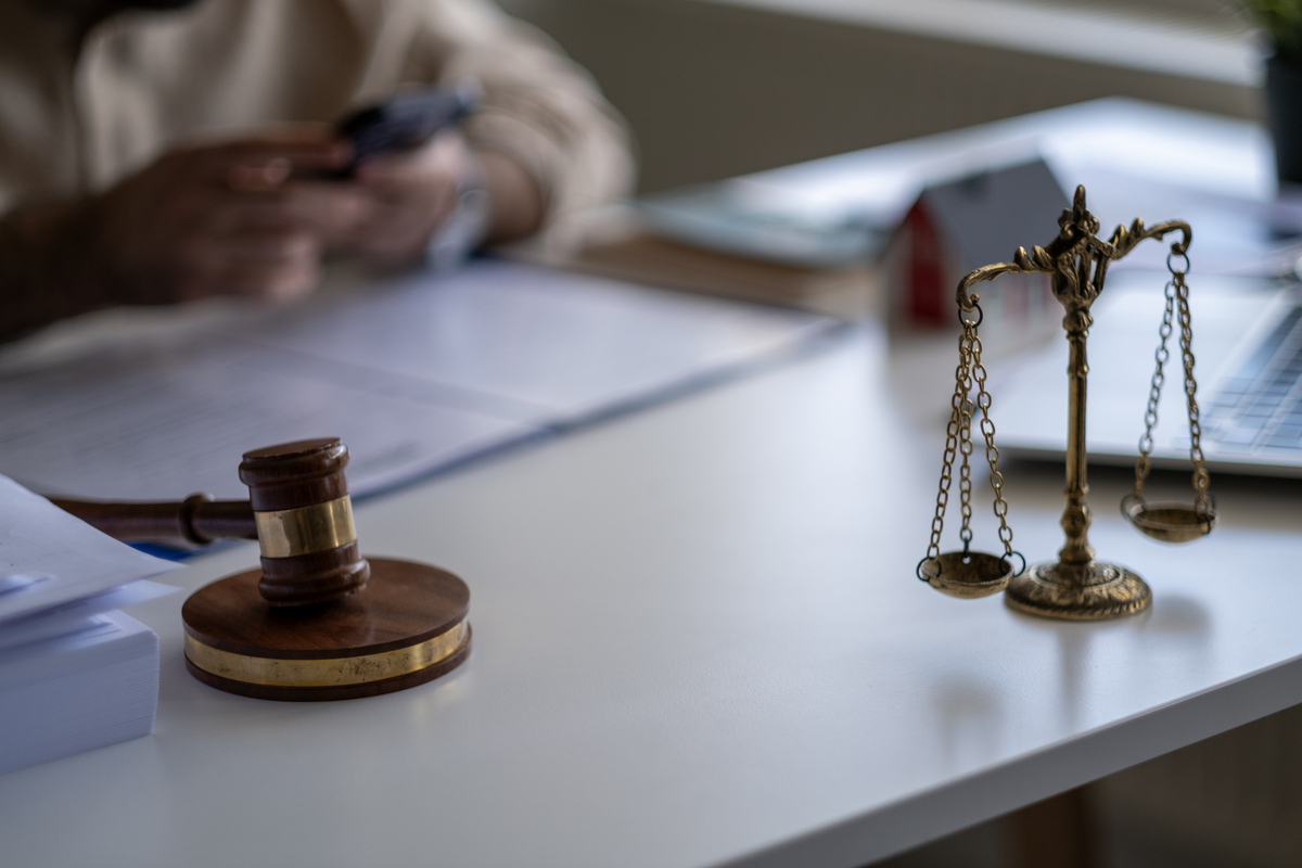 法官不公平能不能举报｜法院案件判决不公平去哪投诉。要求：写一篇1000字左右的文章不能出现电话。