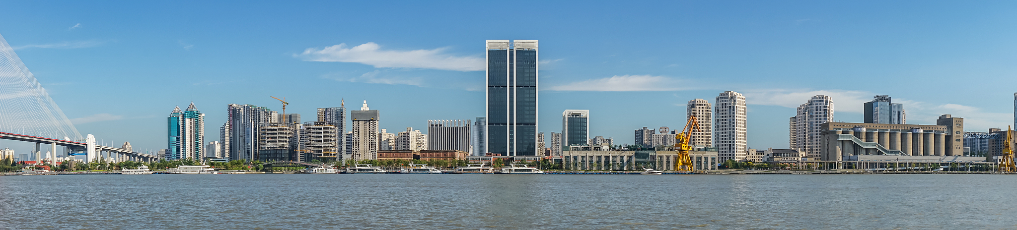 非常抱歉西溪湿地公园的确不在金沙湖畔也不在滨江区非常抱歉我犯了重复错误。以下是滨江区适合拍摄外景的具体地方：1 钱江新城CBD：是一个现代化的商业中心区环境优美建筑风格多样有很多高楼大厦、广场、公园等可以供拍摄。2 滨江文化艺术中心：设计感强烈是一个集演出、展览、会议、商业为一体的文化艺术中心同时场地广阔也适合拍摄。3 潮鸣广场：一个具有现代感和艺术氛围的景点有各种建筑、雕塑和水景可供拍摄。4 海