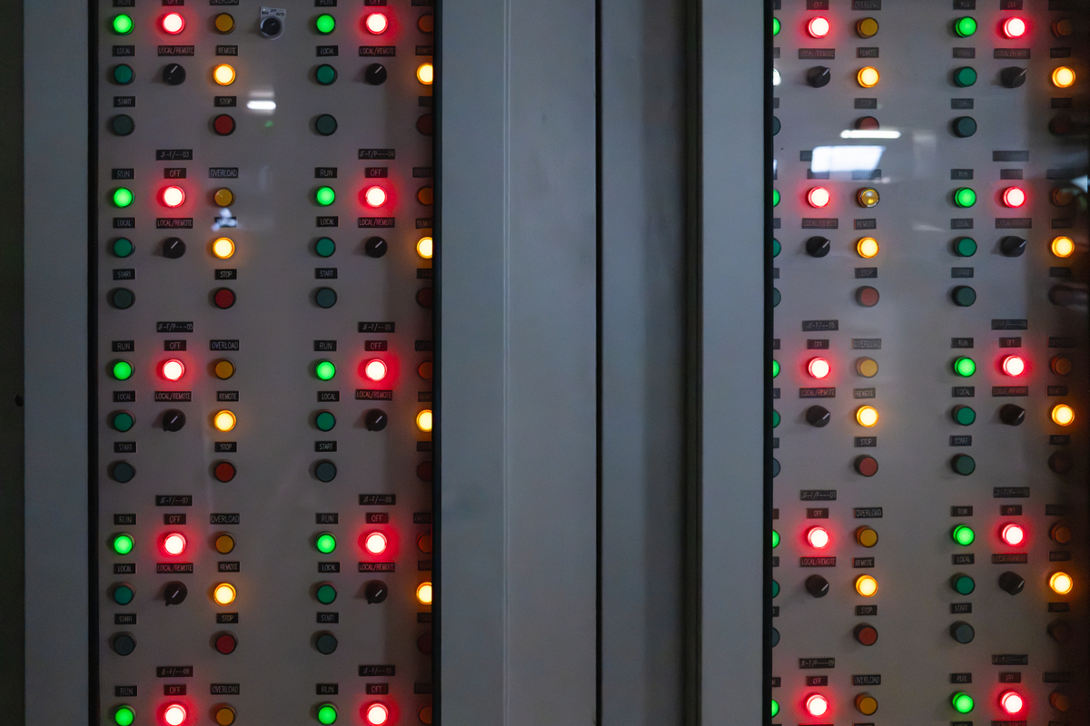 写一篇关于电气控制柜柜体外协加工的验收标准