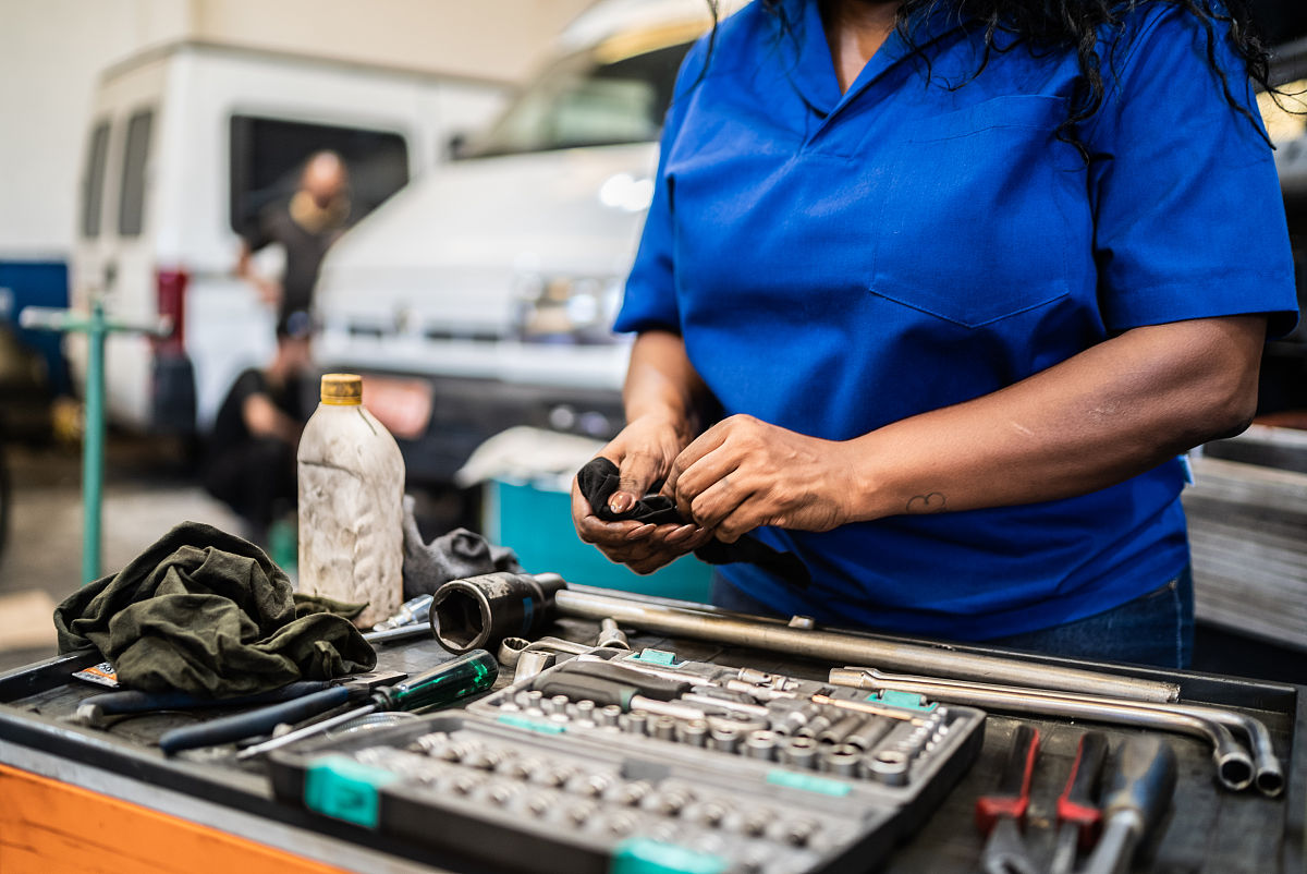成都汽修学校：女生学汽修专业更好就业是真的吗？