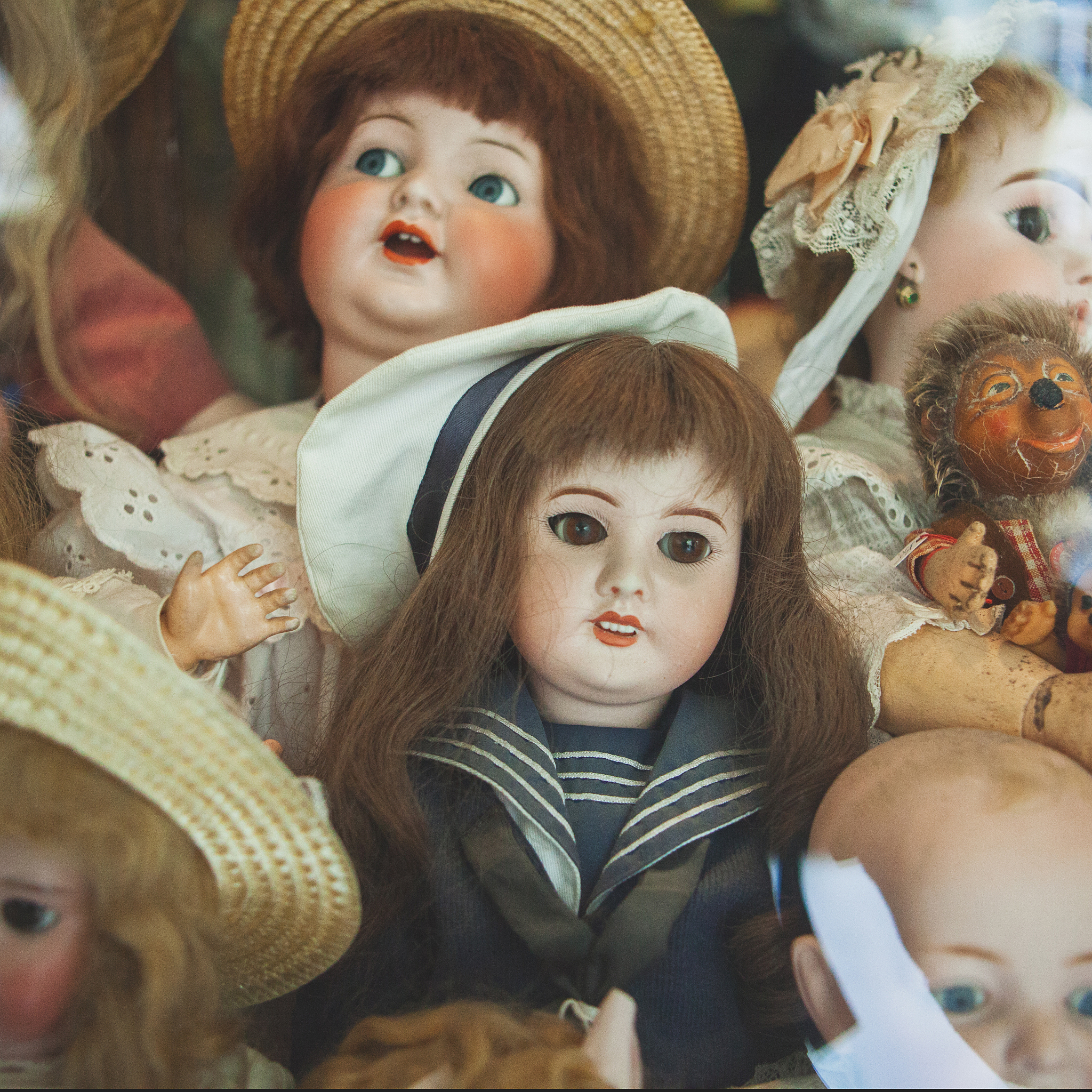 The Lady of Shalott: A Medieval English Tale of Mystery and Isolation