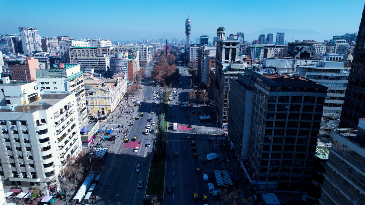 智利圣地亚哥都市区风景如画的著名大道
