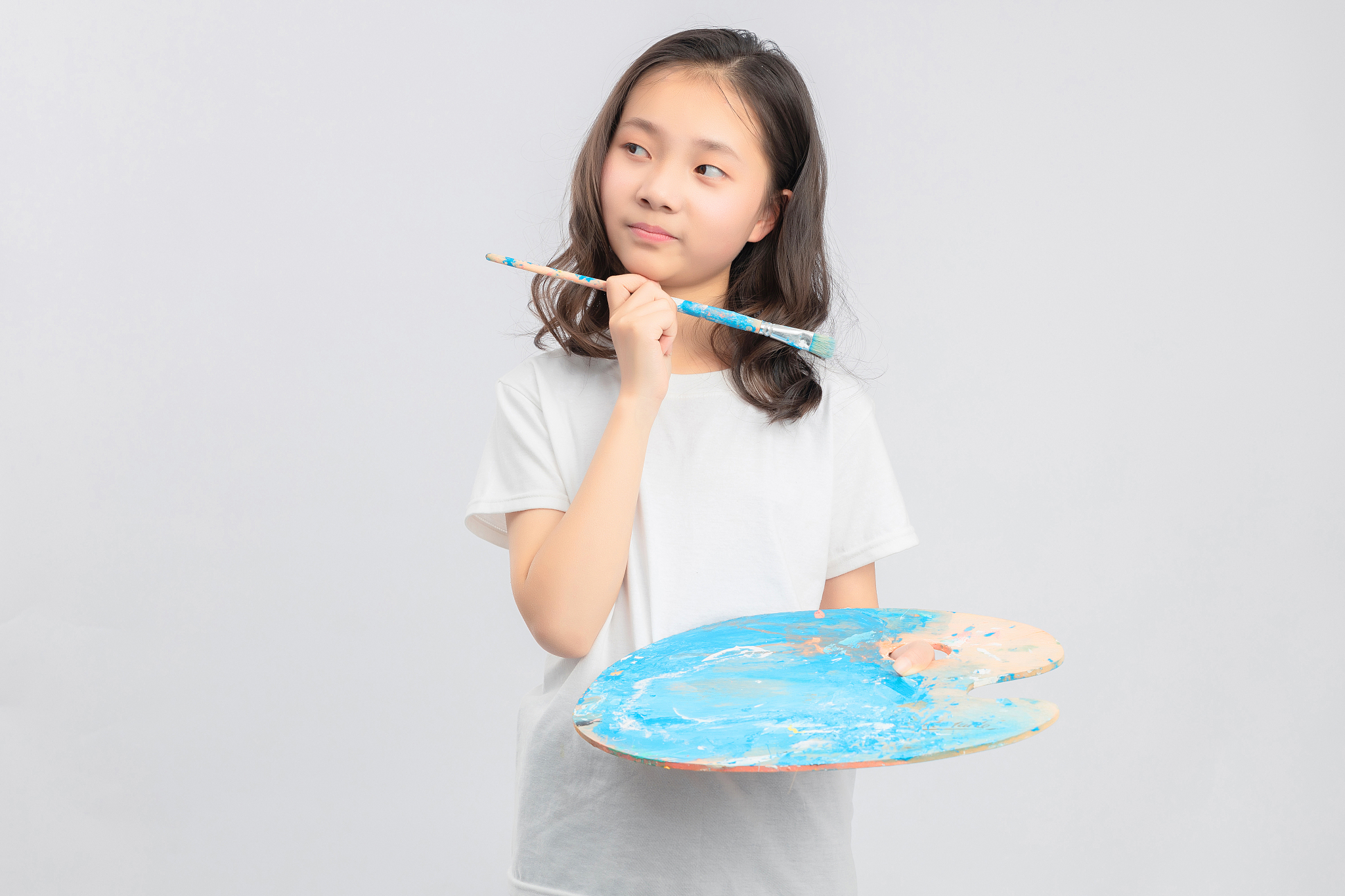 灰色背景里的亚洲小学女生