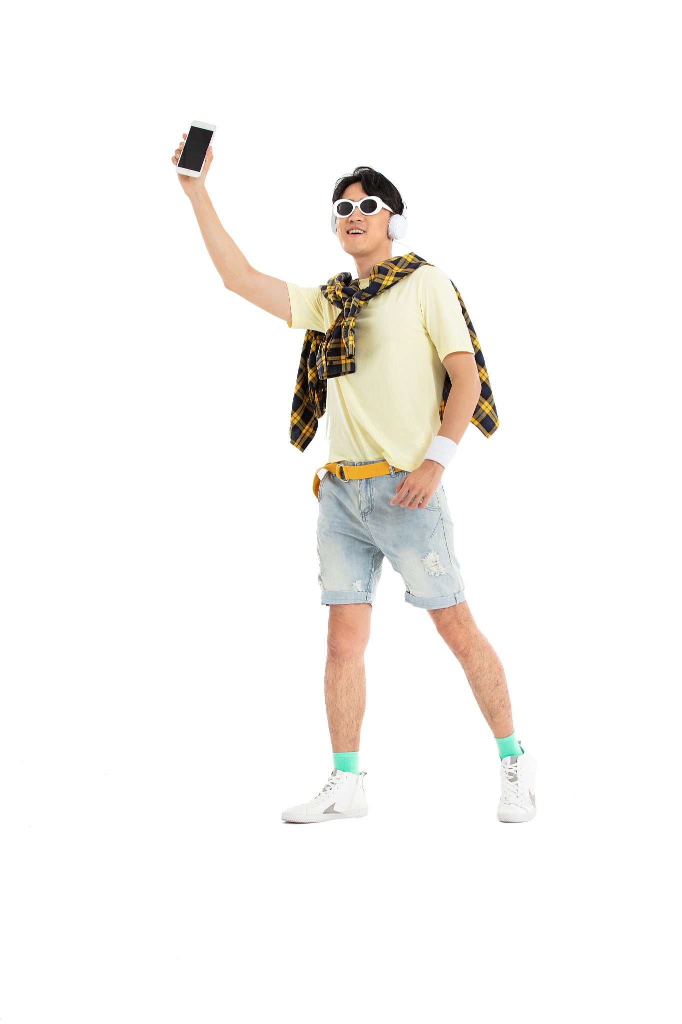 带着耳机聆听音乐的年轻男生