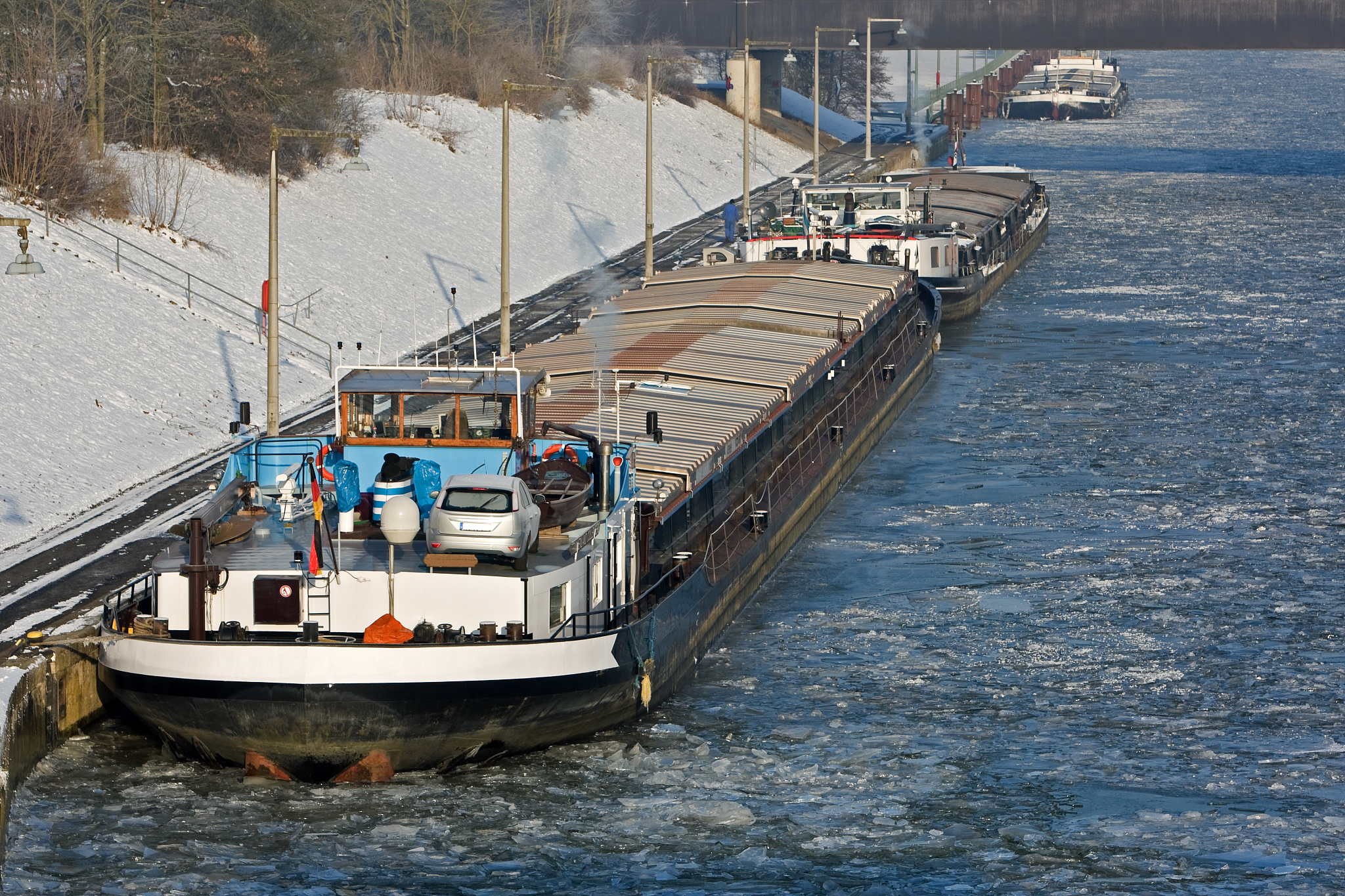 Ship Unloading: Smooth Process with Minor Cargo Hold Damage