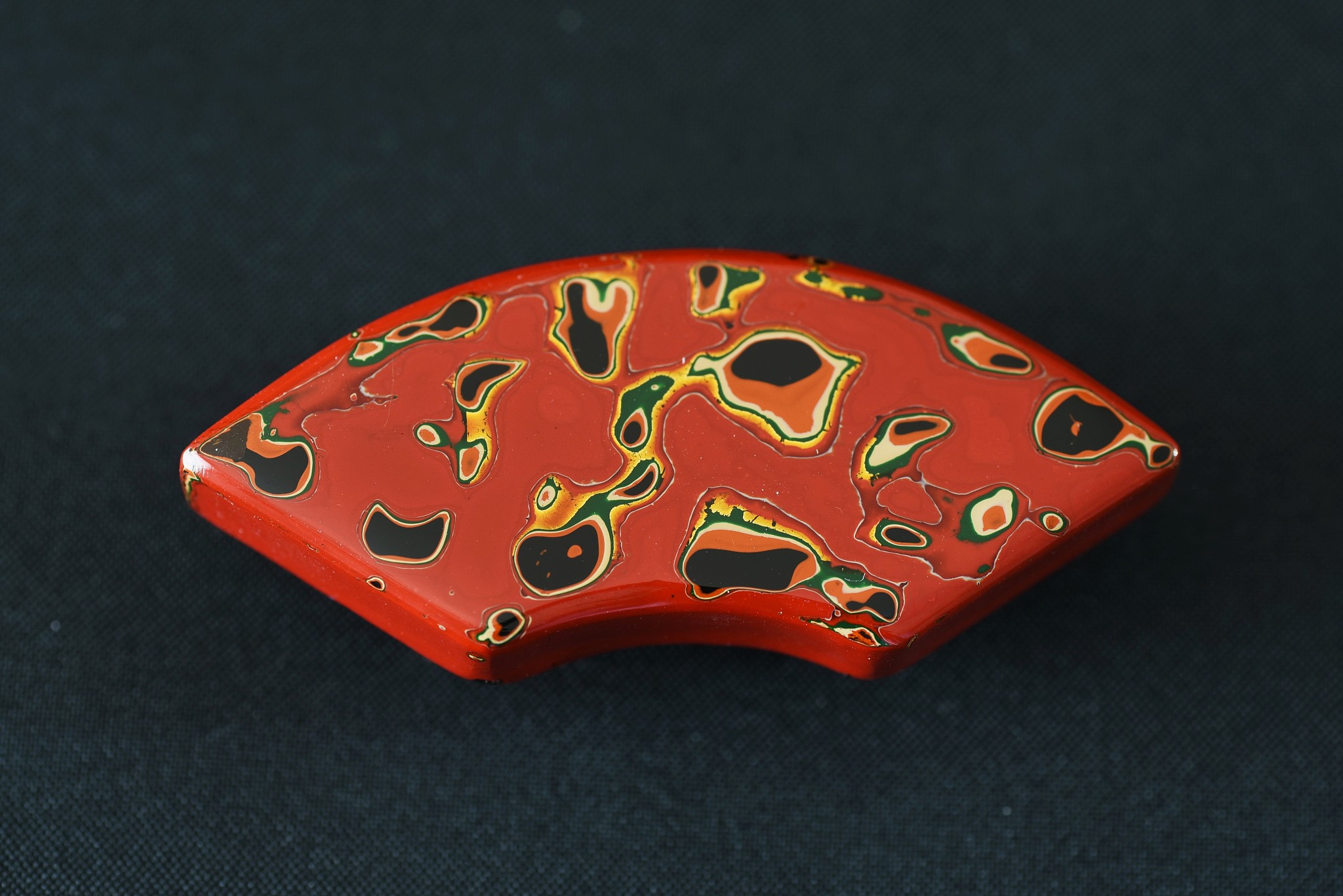 标兵带红色绶带适合穿什么颜色的外衣回答+拓展