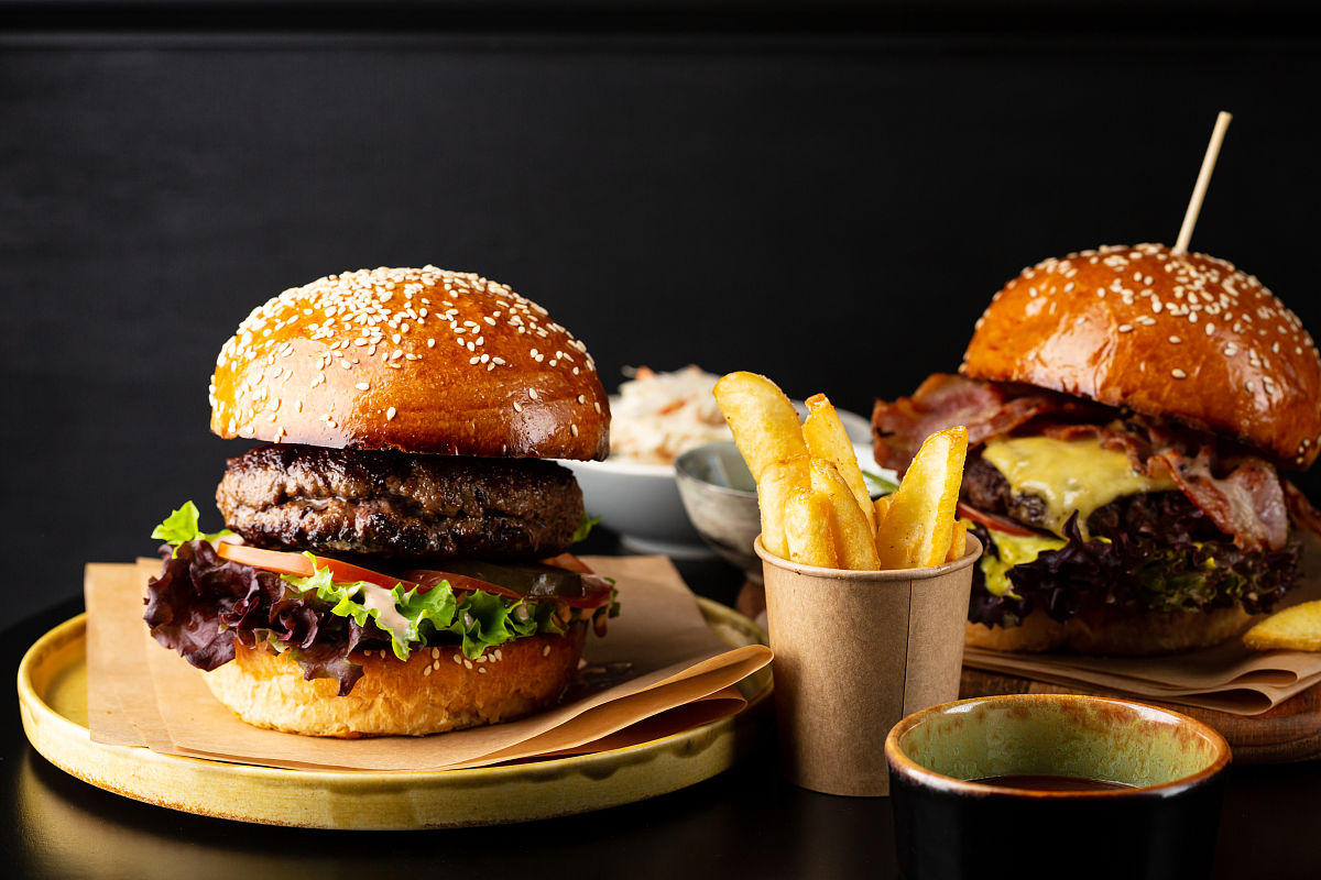 帮我写一条关于汉堡王双单双牛堡的抖音视频要求有梗有反转发生在情侣之间比较魔性