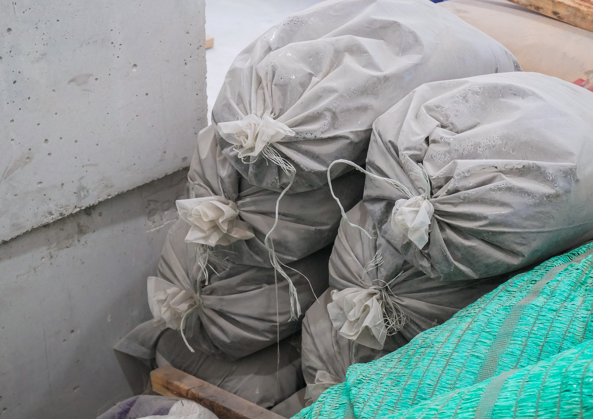 pvc电缆料的外面的麻袋有毒吗木工用这个装pvc电缆料的麻袋来装三夹板小块三夹板垫在地板的地笼下帮我用210字详细描述