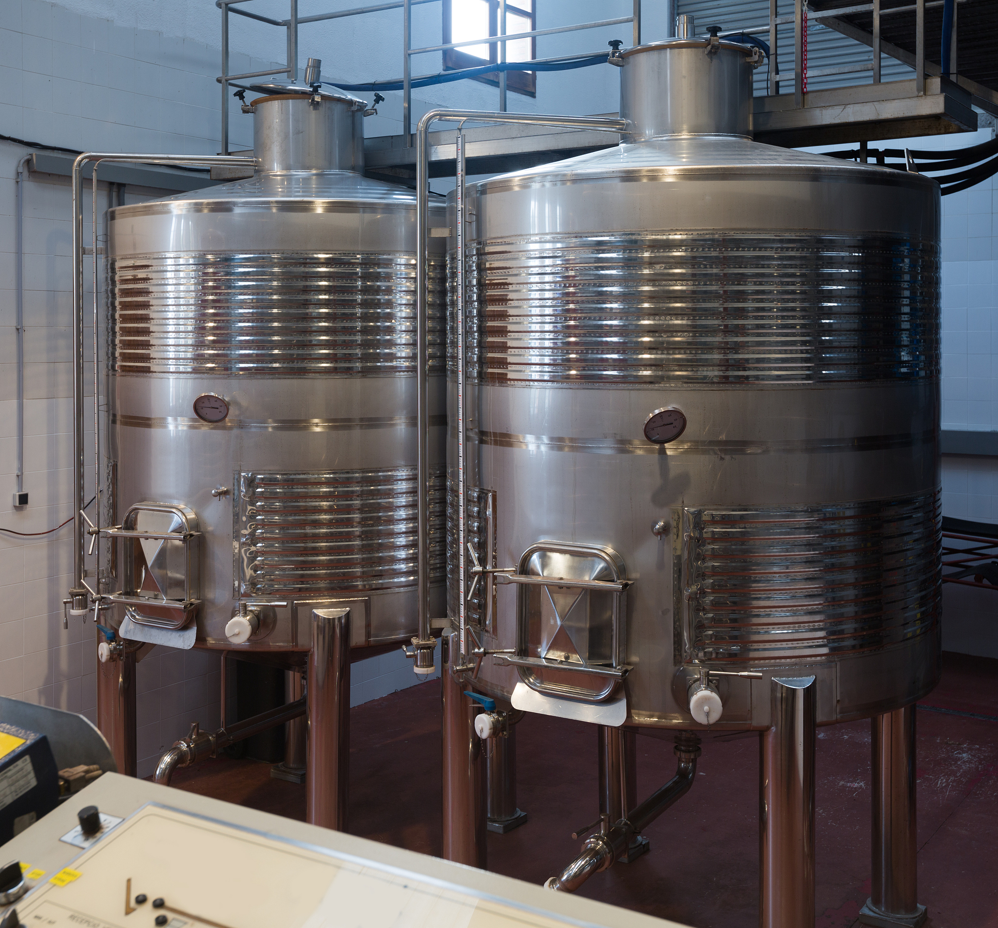 葡萄酒50吨的发酵罐壁厚25mm 容积1000m3 重量1000kg 请问直径和高是多少