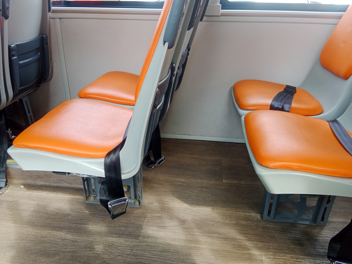 货运提取区爱心座椅：提供舒适休息空间