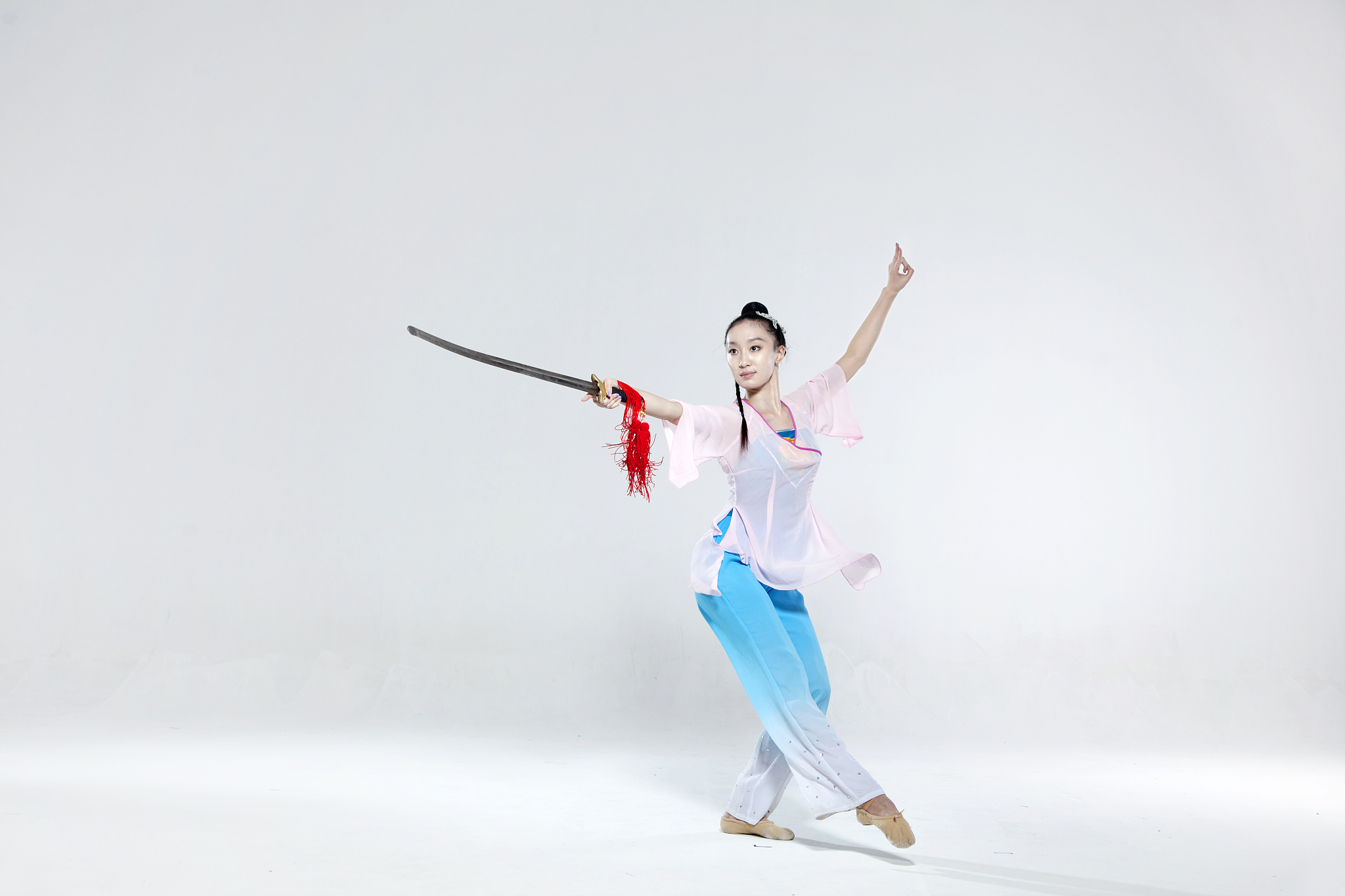 中国女舞蹈演员表演剑舞