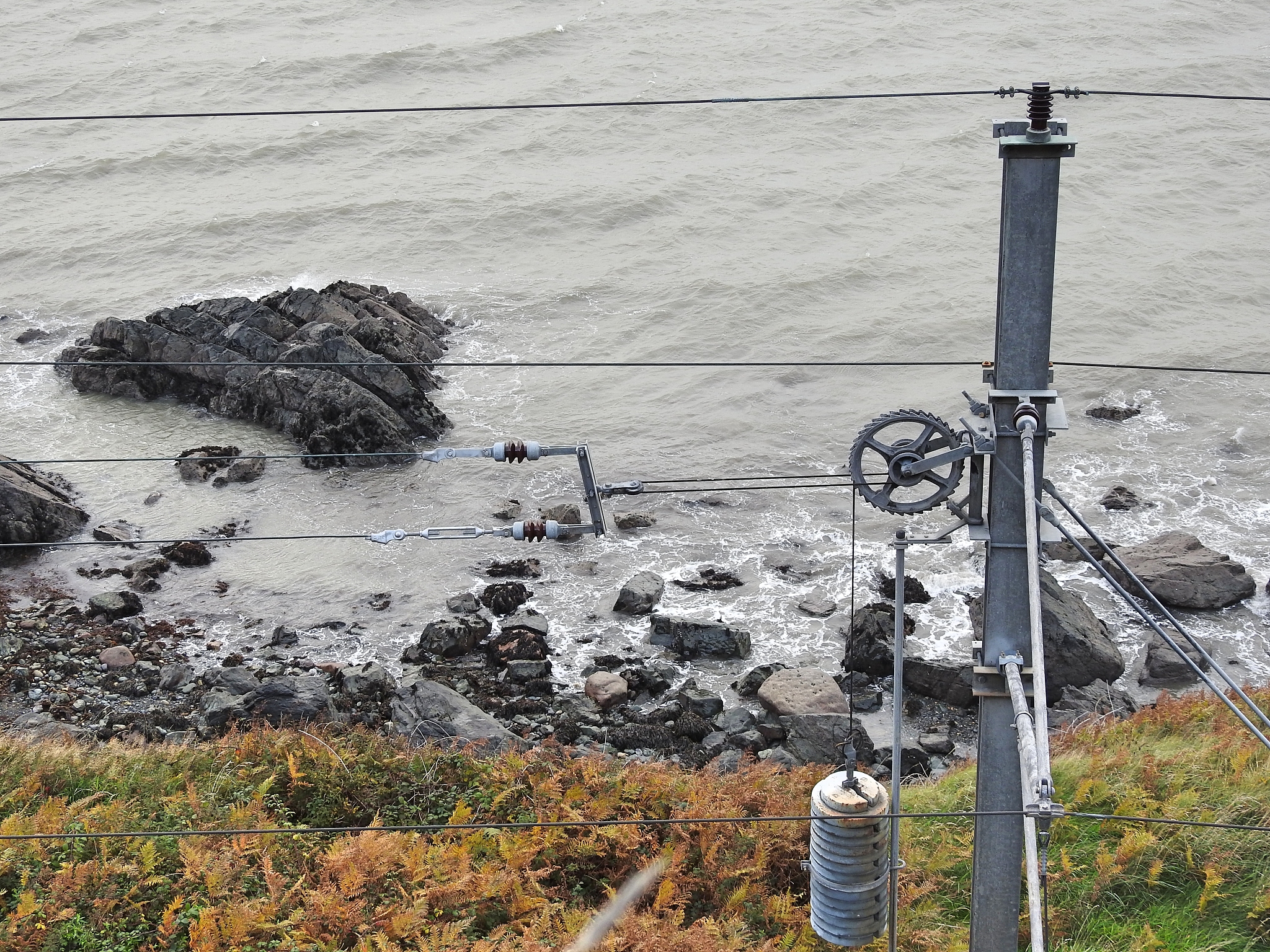 新墓地上空有普通高压线会有什么影响？帮我用210字详细描述