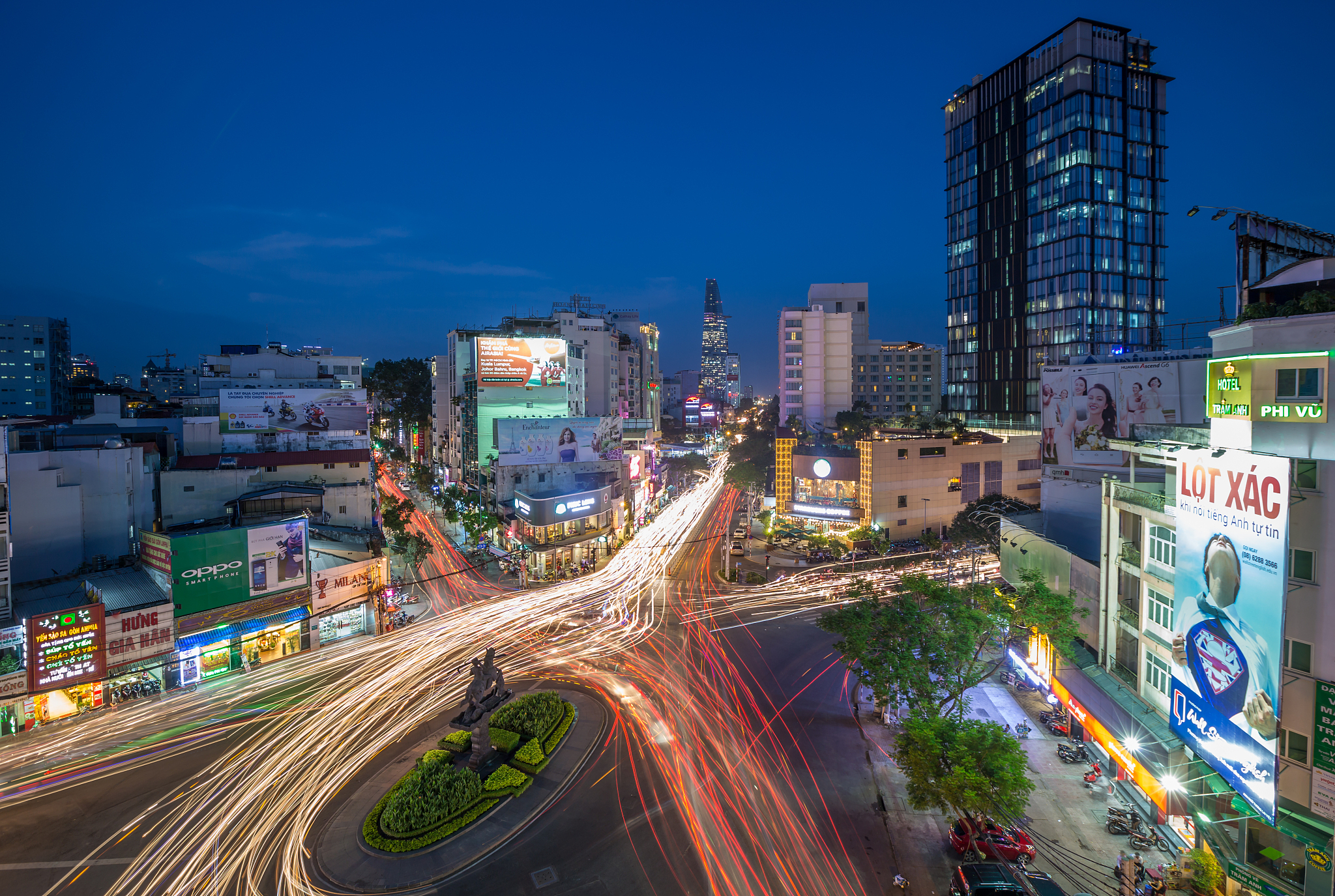 city traffic of saigon/hochiminh at night