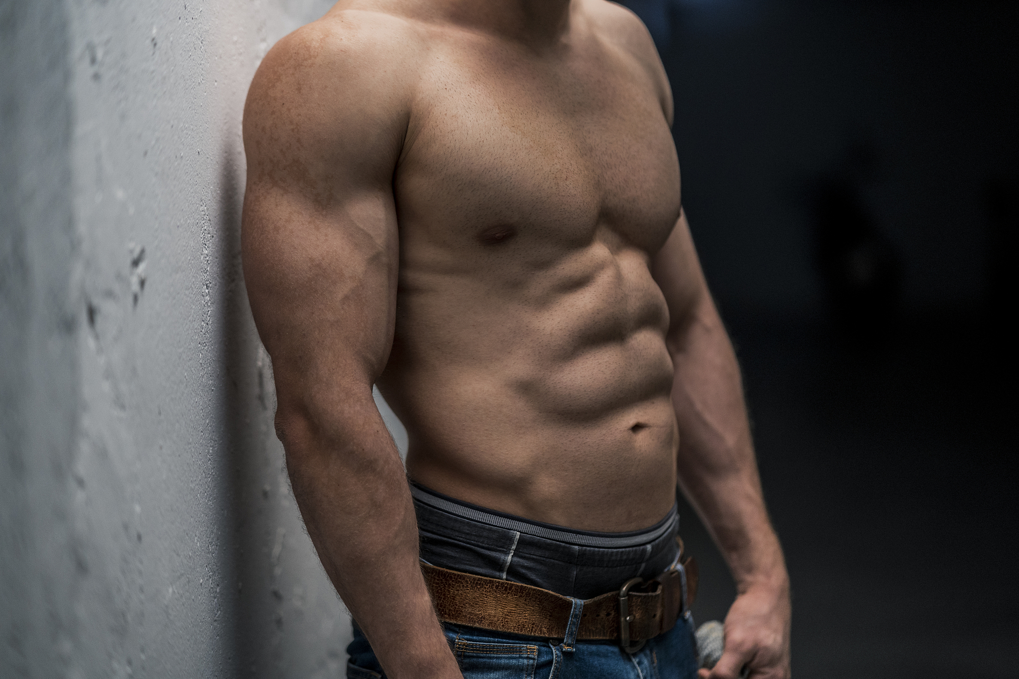 给一个健身肌肉男卫生间拍摄炫酷肌肉脚本