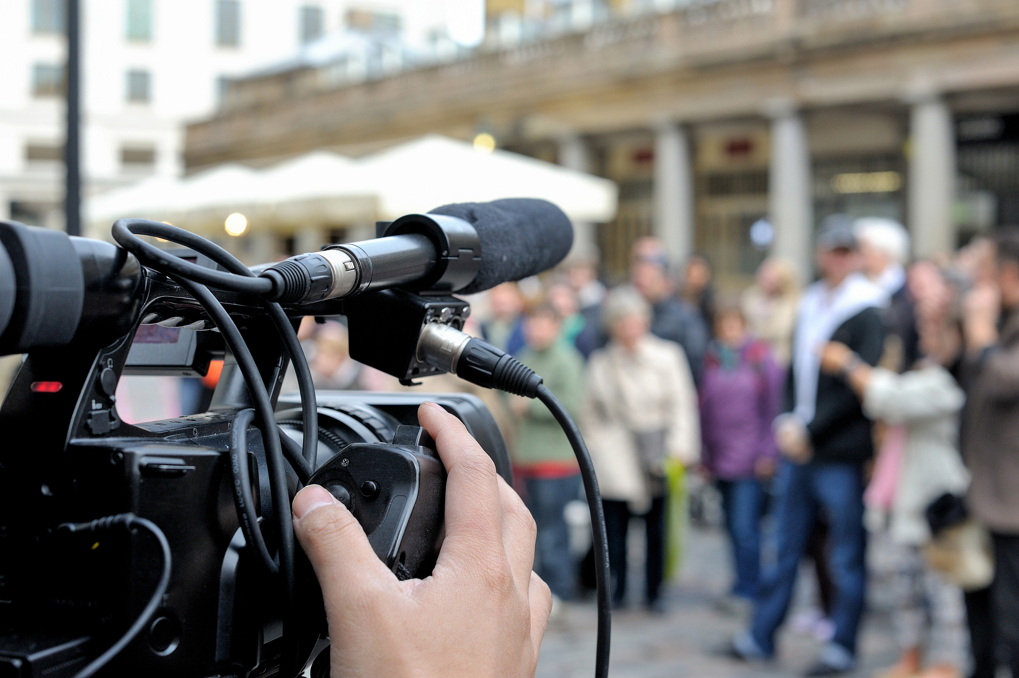 街头视频采访一般要用到什么设备