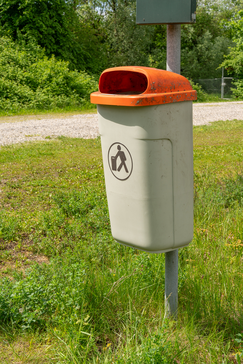 户外景观垃圾桶它默默无闻创佳绩打造文明环保城市它是户外道路收纳达人全身精工定制铸就品质生活摇身一变 为城市做贡献道路旁总有它的身影为公共场所贡献力量垃圾有效分类创文明环保城市的宣传文案