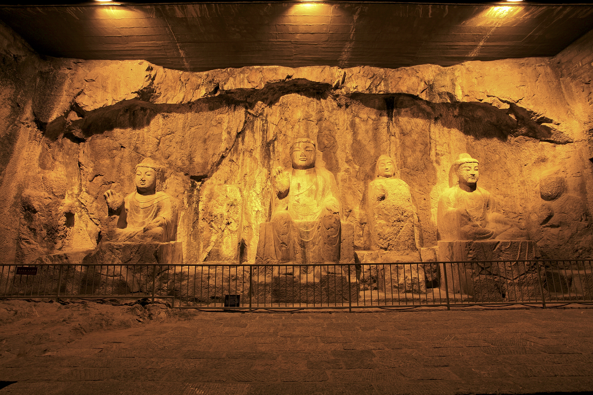 龙门石窟：佛教艺术、历史文化和旅游胜地