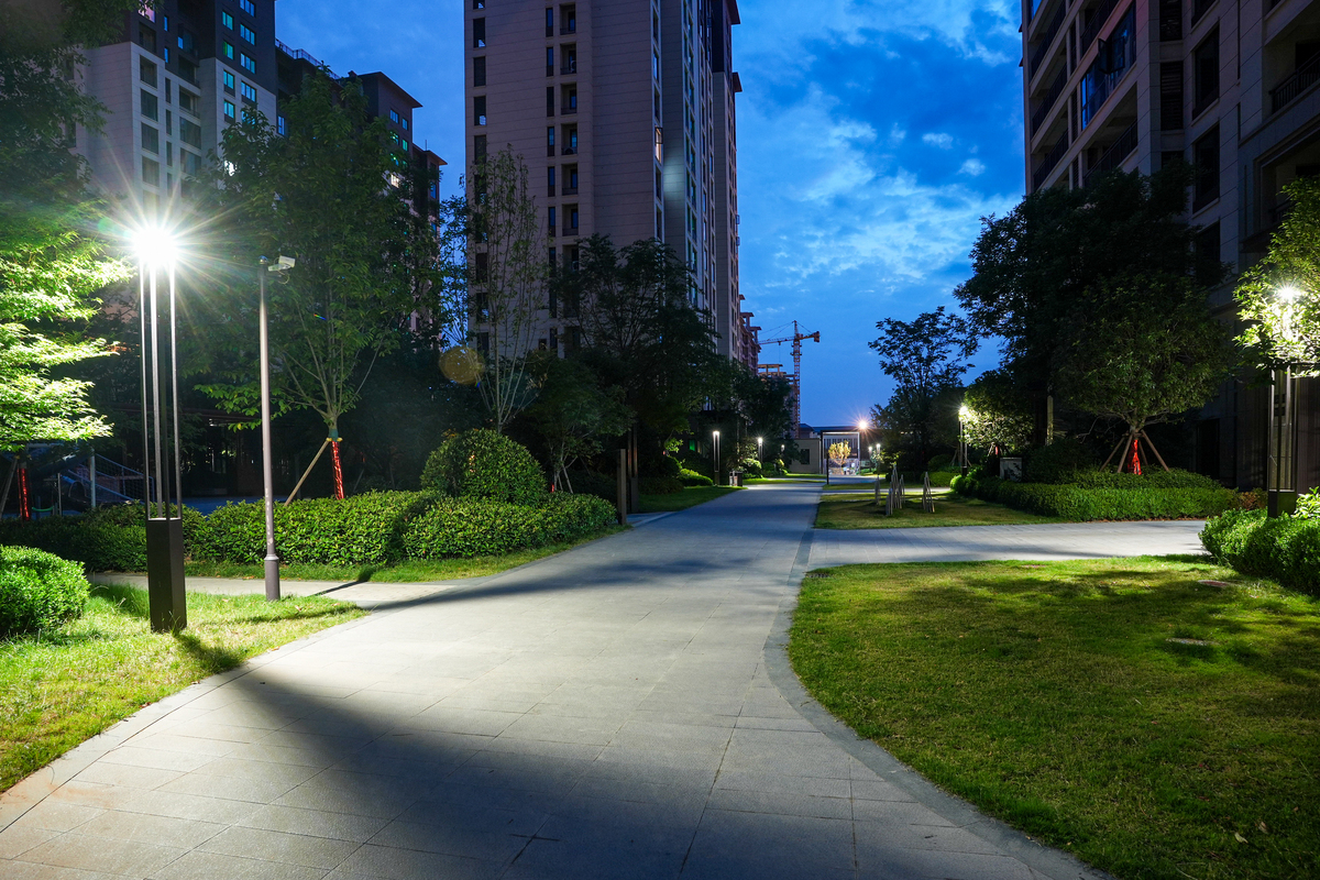 夜间住宅花园公园,有灯光小径 - 平静的夜晚概念