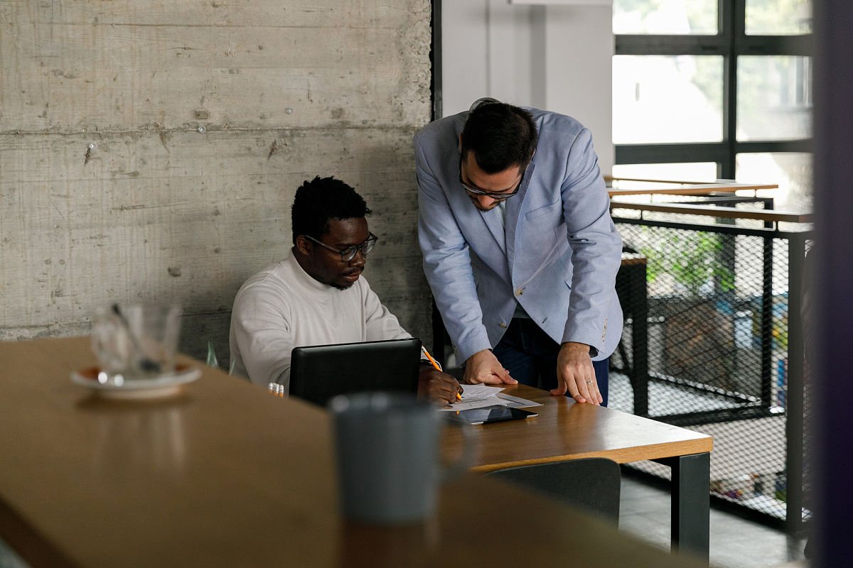 现场工程师工作总结：两年经验，技术与沟通并重