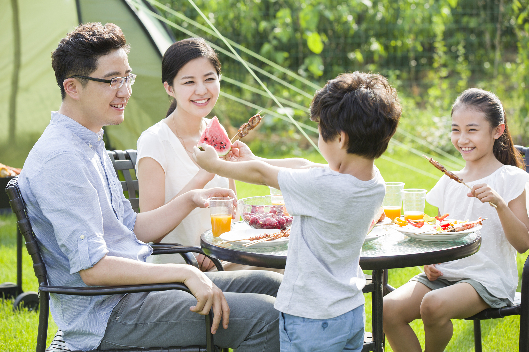 揭秘!弟弟为何总爱潜入姐姐的房间?背后的原因竟如此暖心!