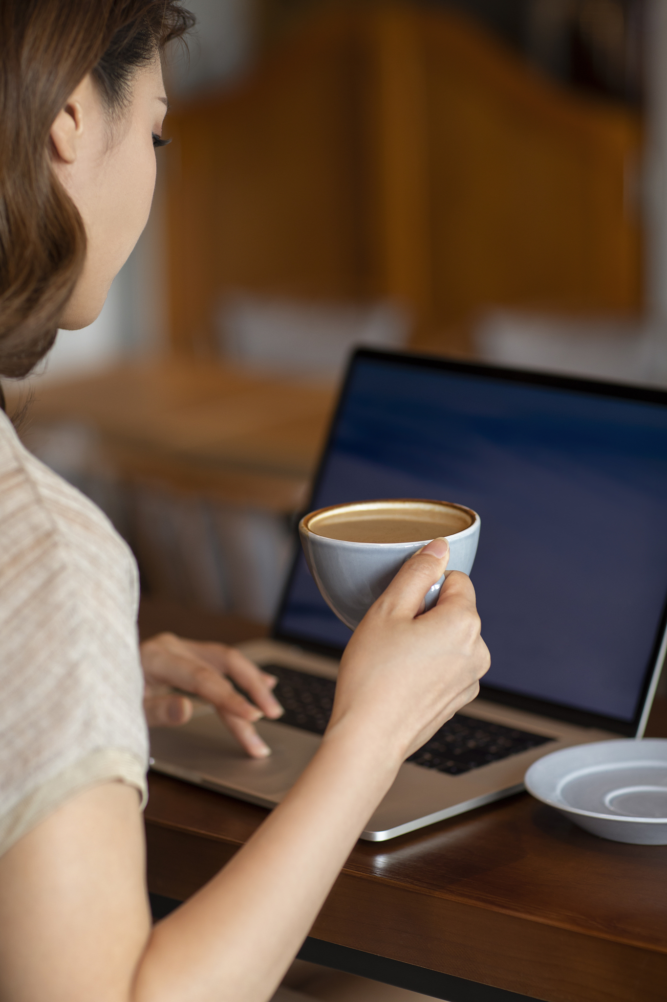 优雅女士在咖啡店使用笔记本电脑