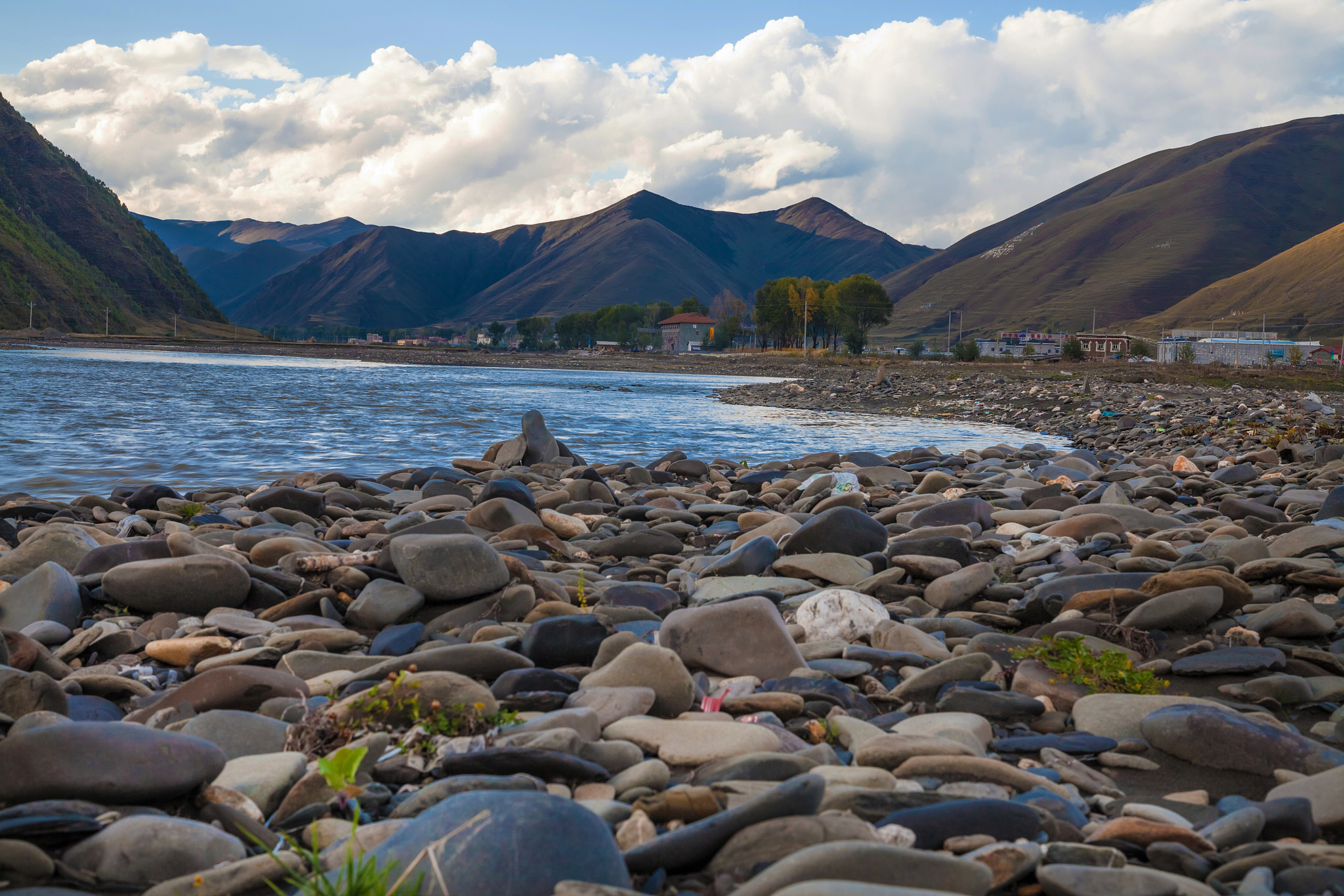 长江是由什么方向流向什么方向的，