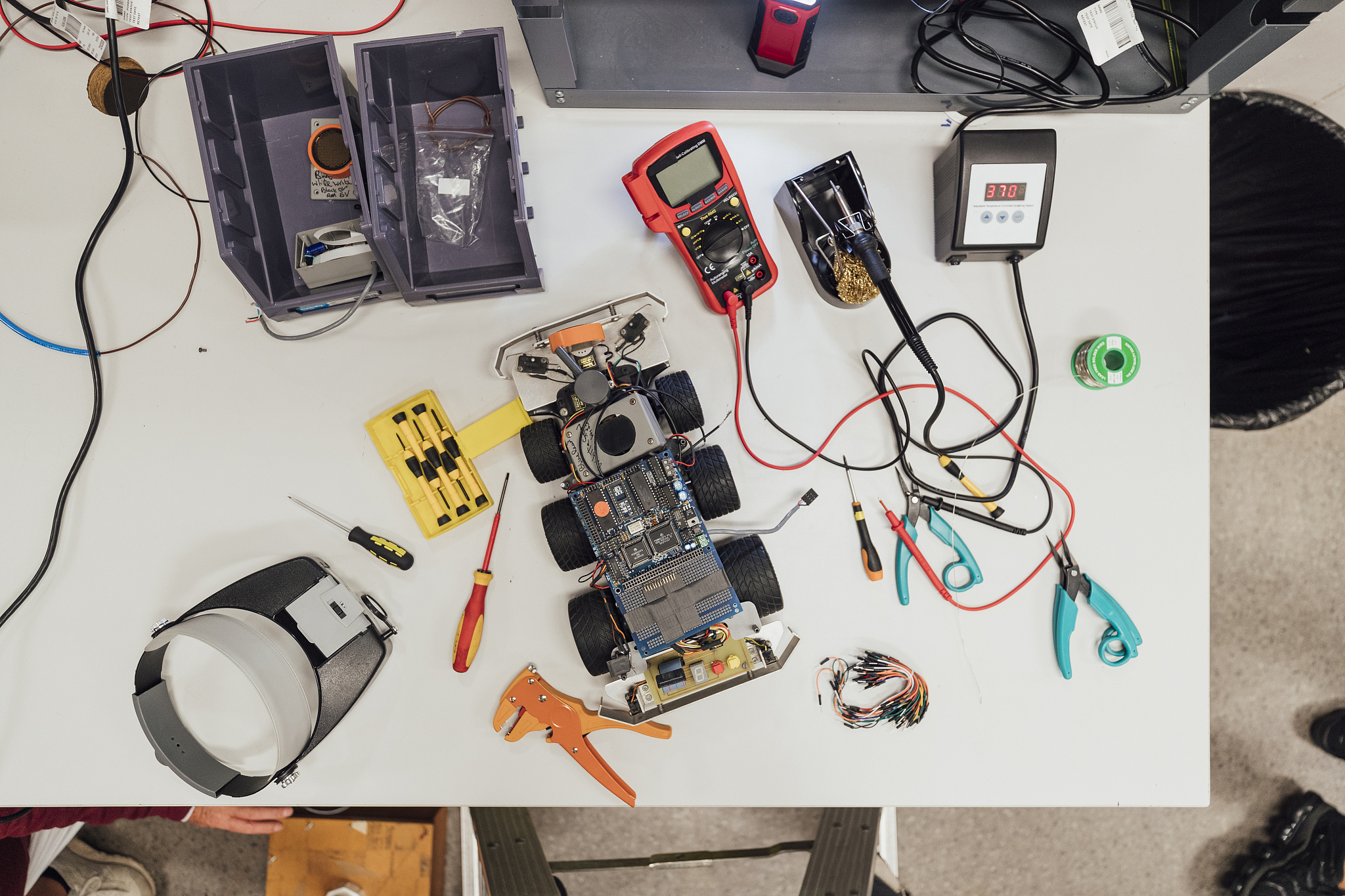 void L digitalWritemotorL1 LOW; digitalWritemotorR2 LOW; analogWritemotorL2 100; analogWritemotorR1 100; delay1000;